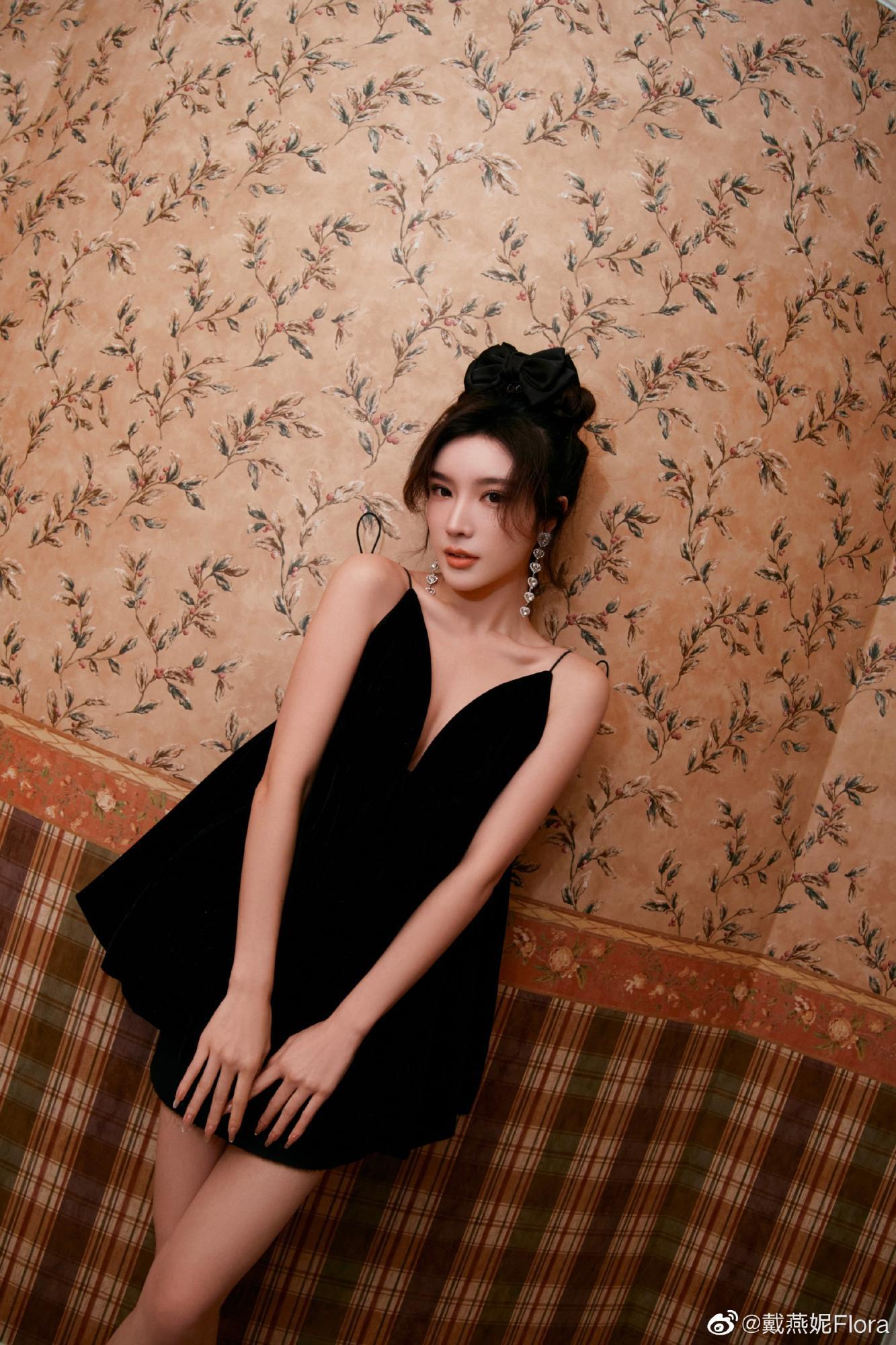 戴燕妮白色短袜小清鲜床上写真[3]