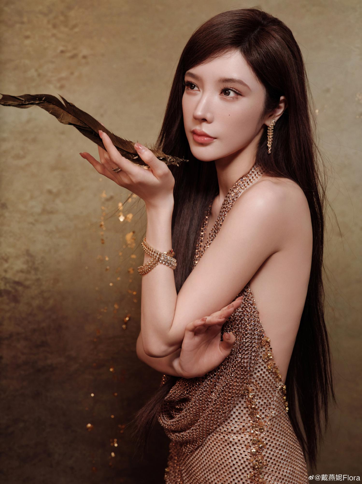 戴燕妮秋意露背装美艳写真[4]