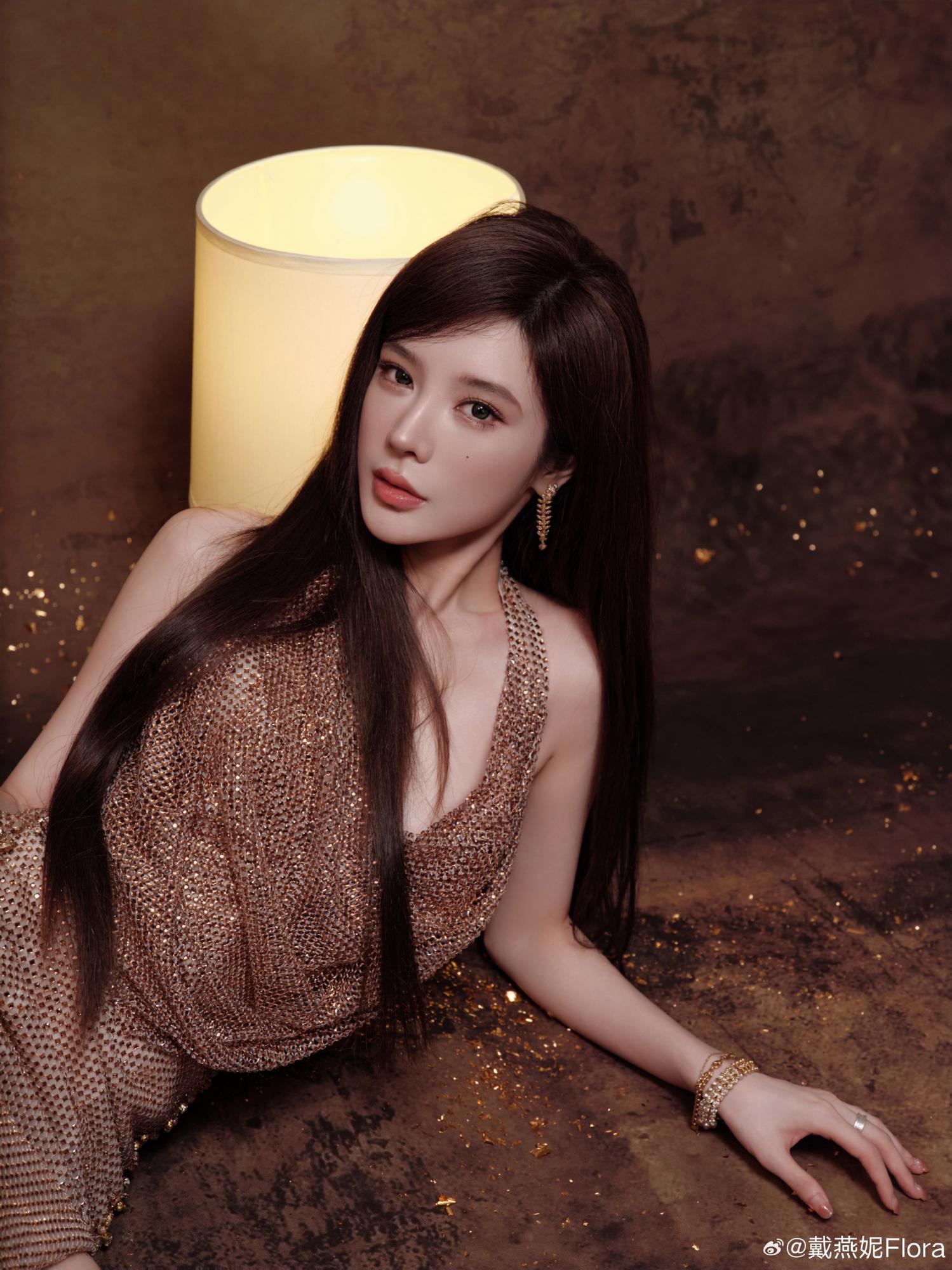 戴燕妮秋意露背装美艳写真[9]