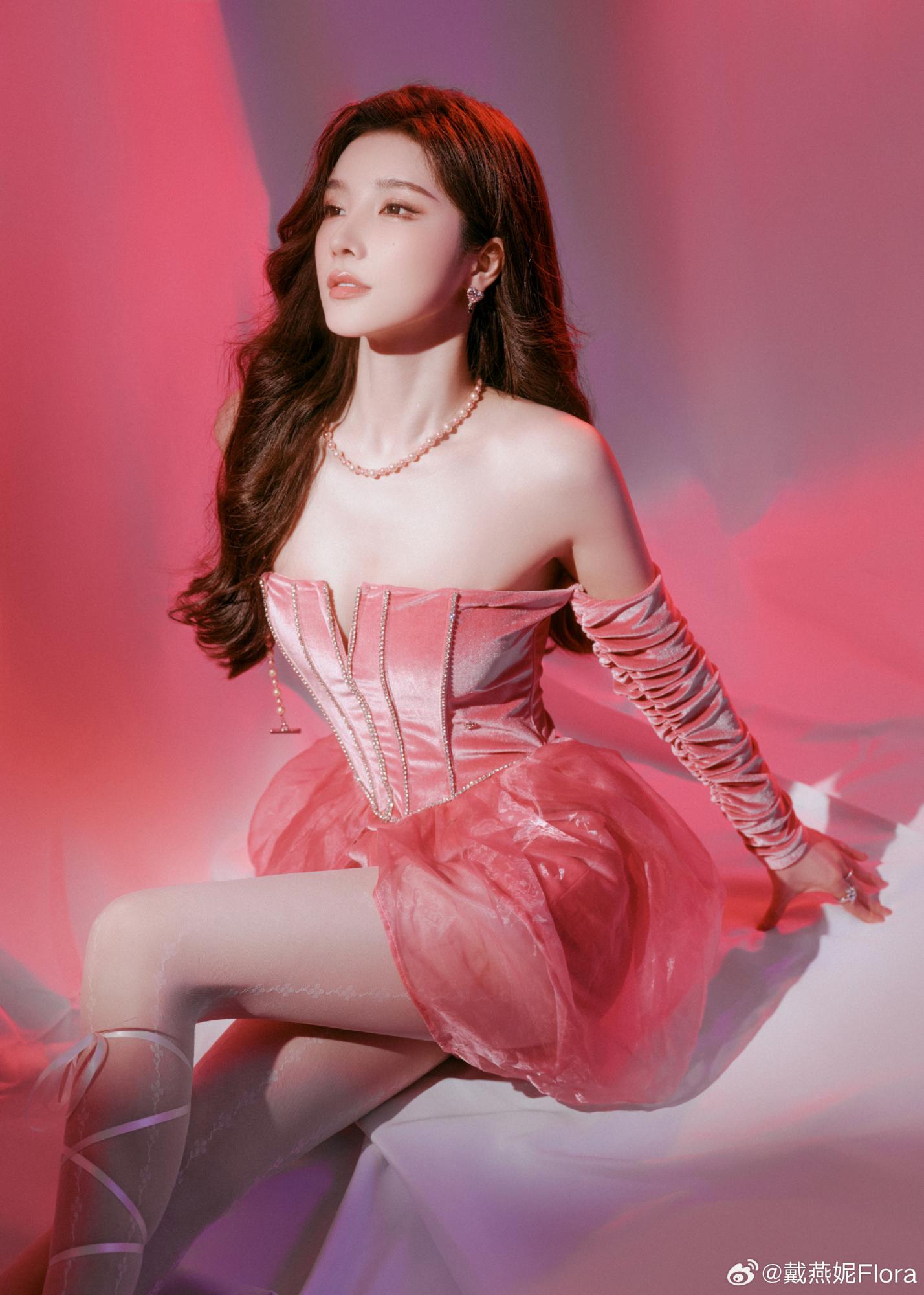 戴燕妮粉色公主短裙白丝袜写真