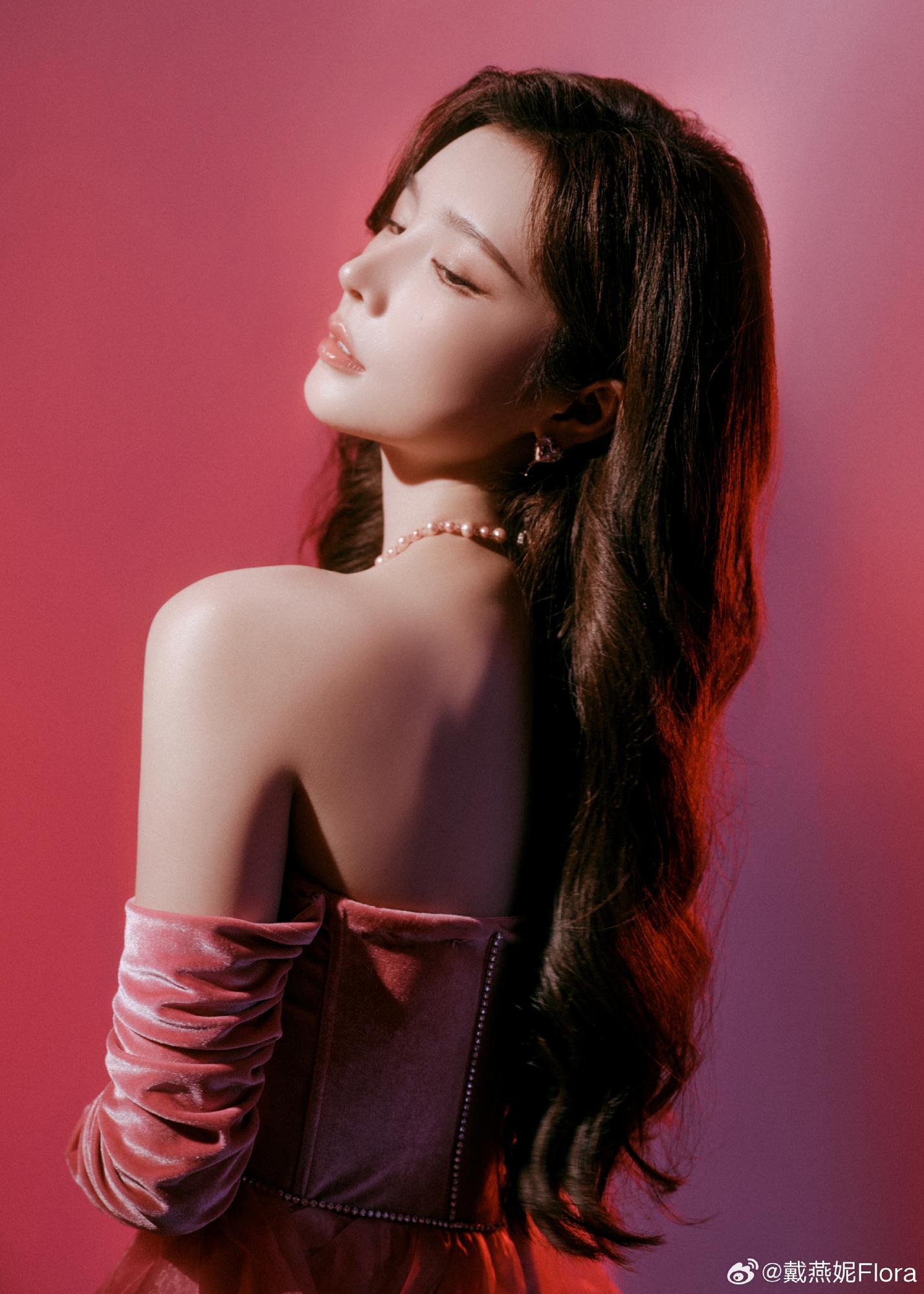 戴燕妮粉色公主短裙白丝袜写真[2]