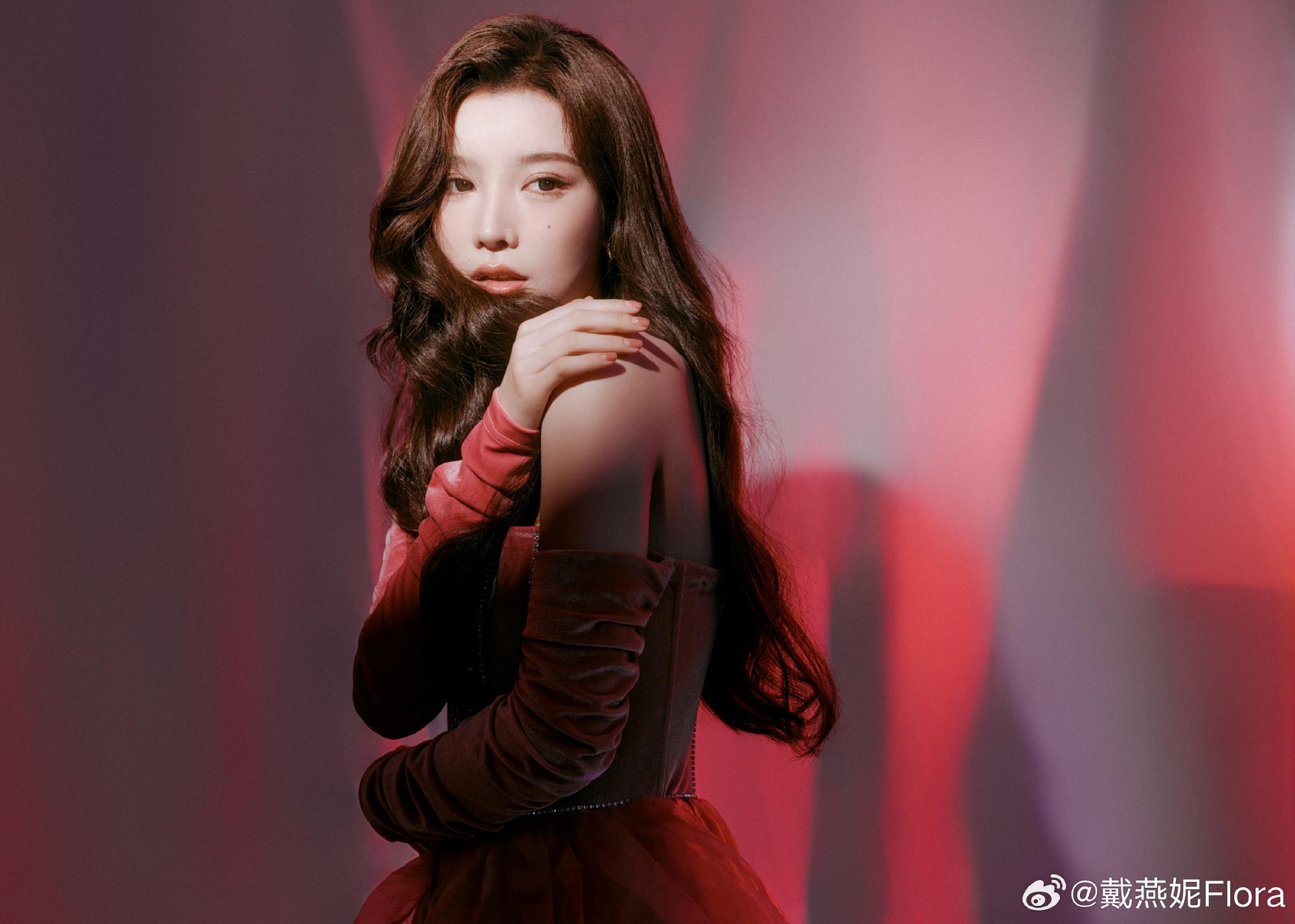 戴燕妮粉色公主短裙白丝袜写真[3]