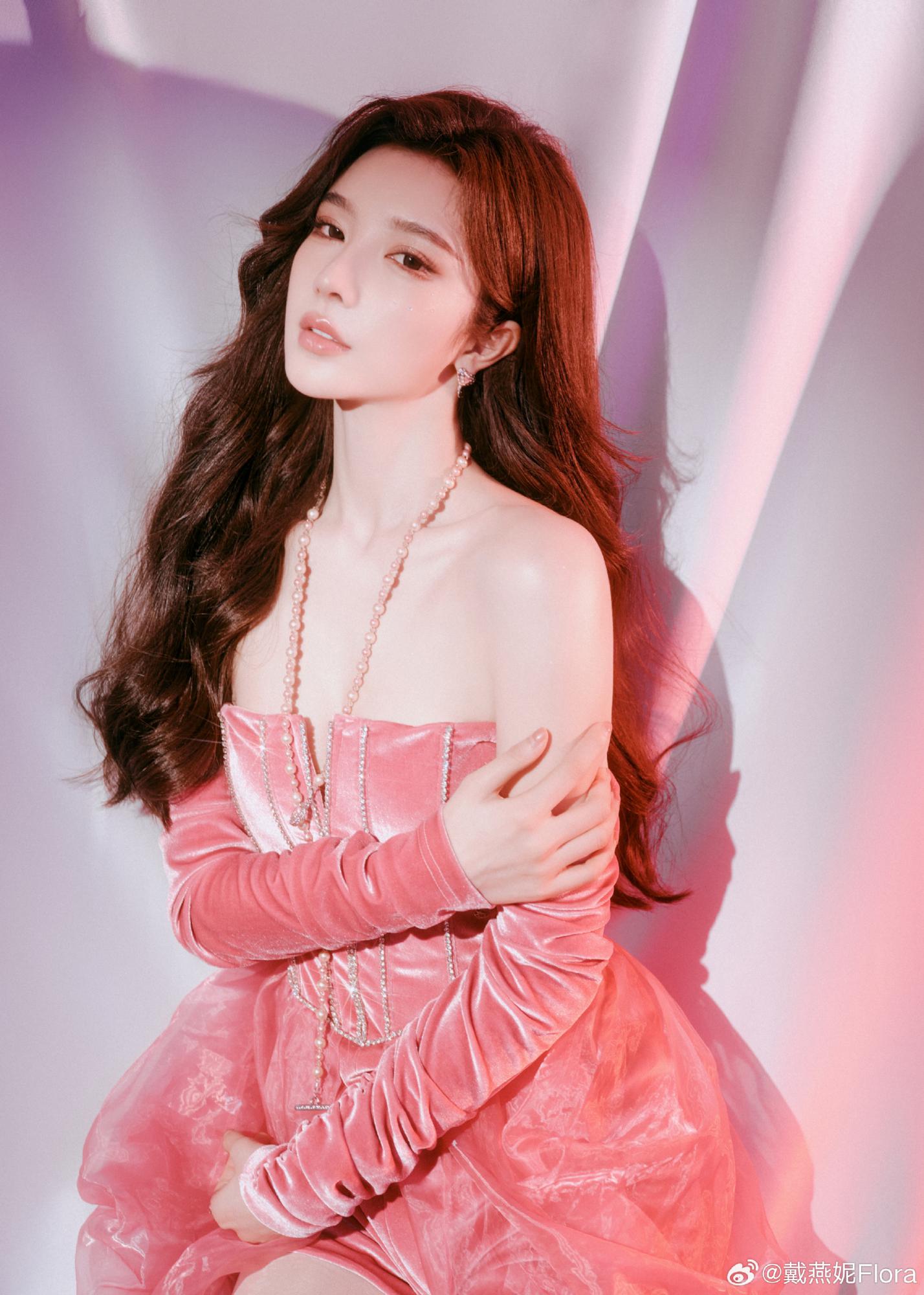 戴燕妮粉色公主短裙白丝袜写真[4]