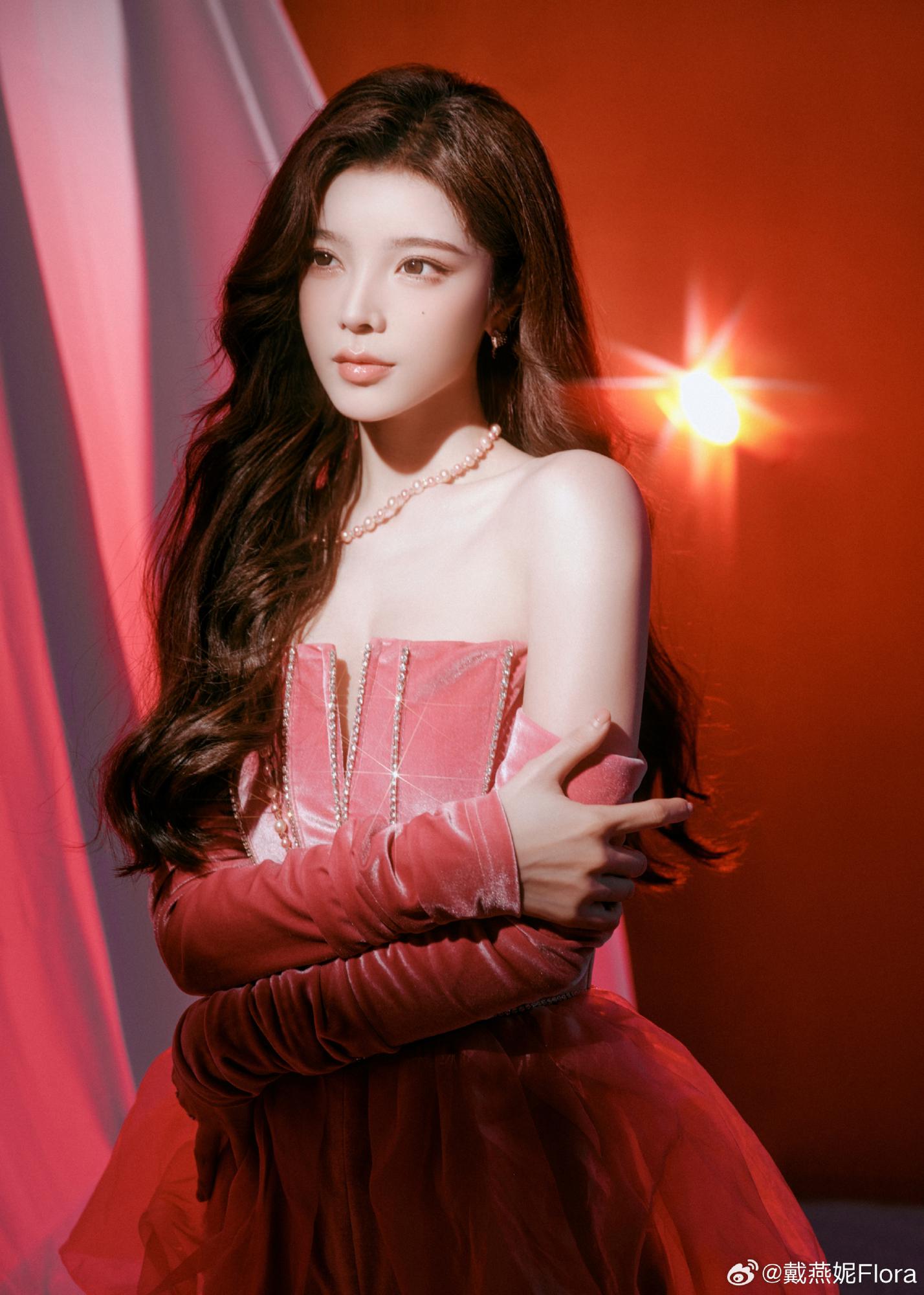 戴燕妮粉色公主短裙白丝袜写真[5]