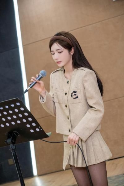 戴燕妮黑丝短裙搭配,美得让人心动！