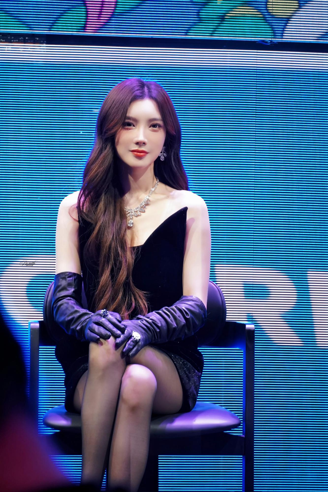 戴燕妮黑丝美腿一身全黑装扮现场嘉宾直拍[2]