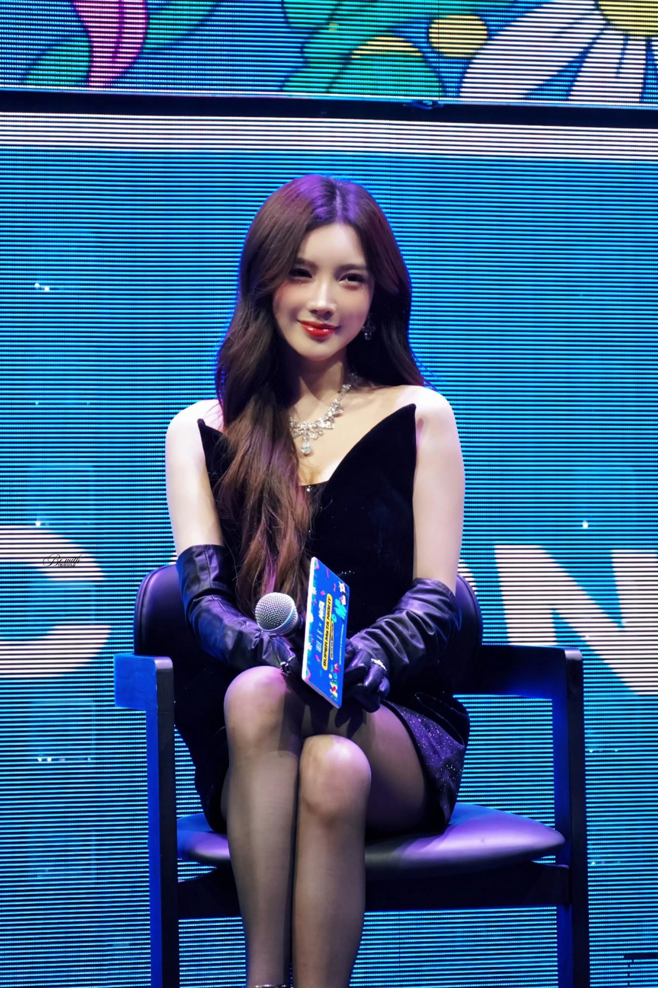 戴燕妮黑丝美腿一身全黑装扮现场嘉宾直拍[5]