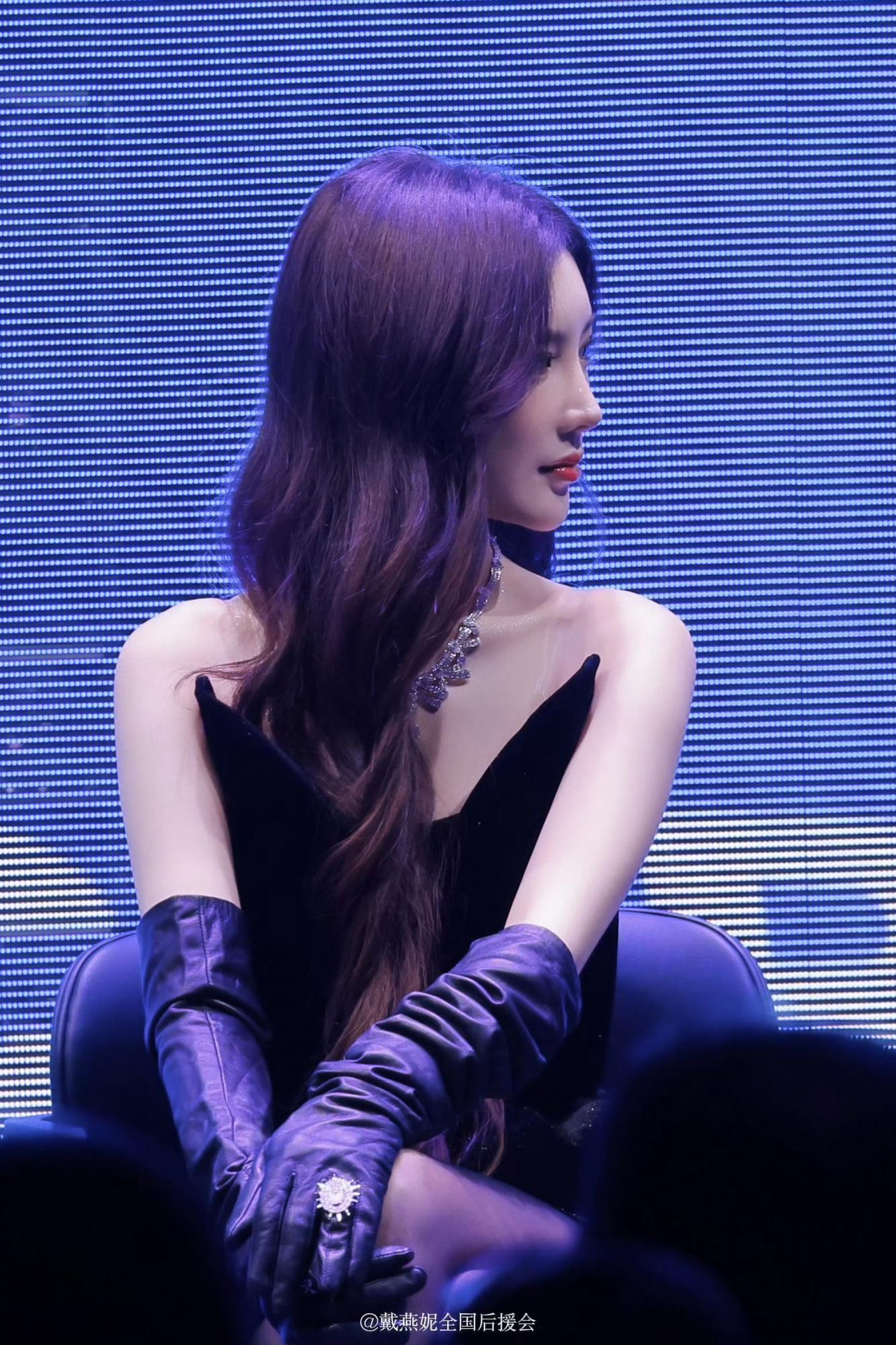 戴燕妮黑丝美腿一身全黑装扮现场嘉宾直拍[7]