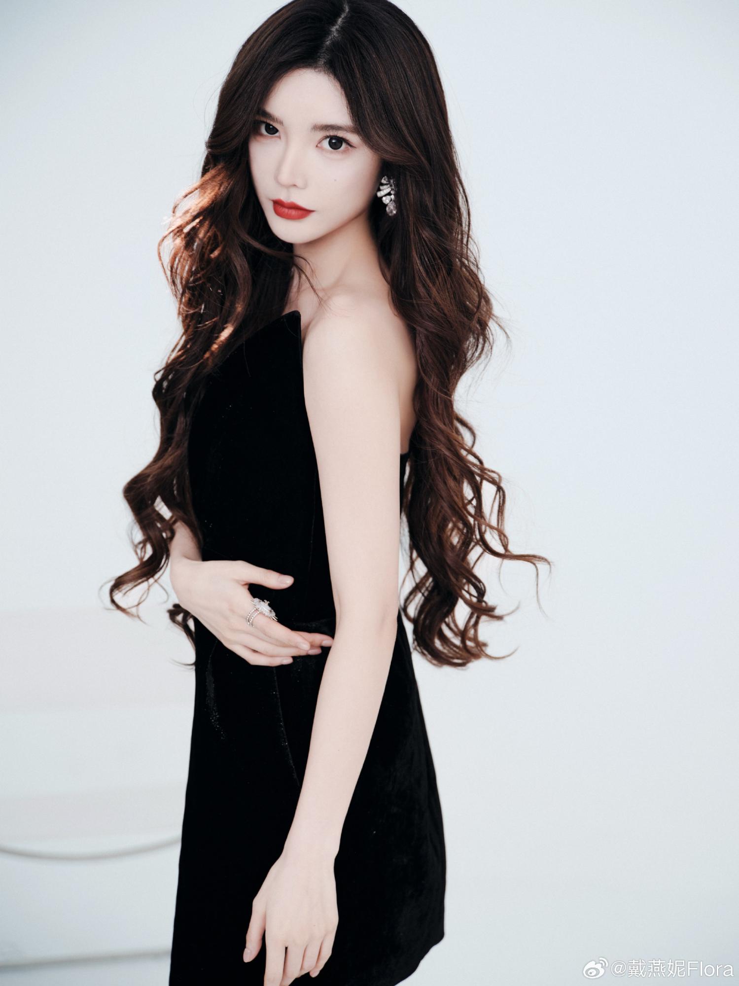 戴燕妮黑丝袜包臀连衣裙抹胸套装写真[4]