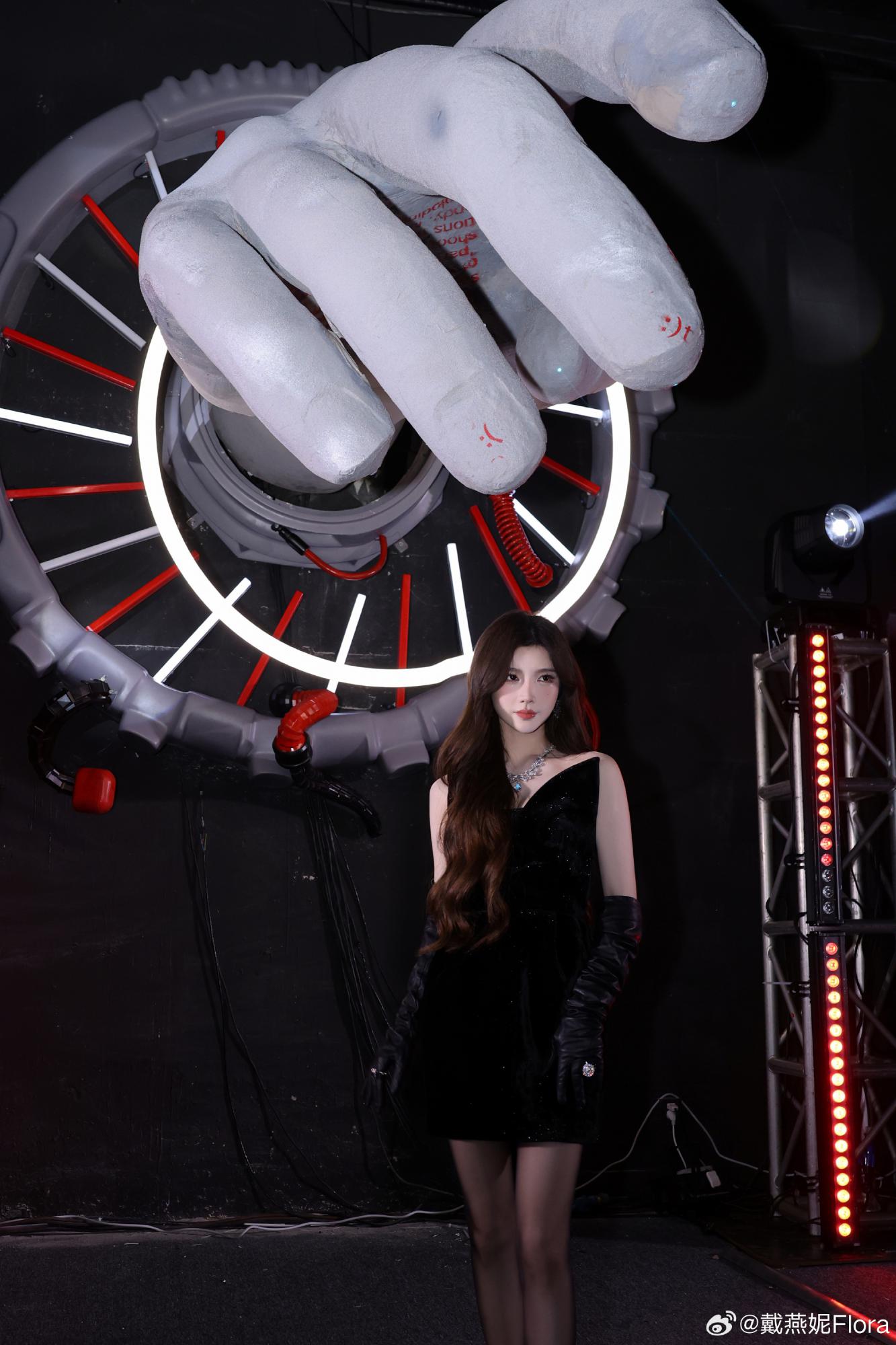 戴燕妮黑丝袜包臀连衣裙抹胸套装写真[5]