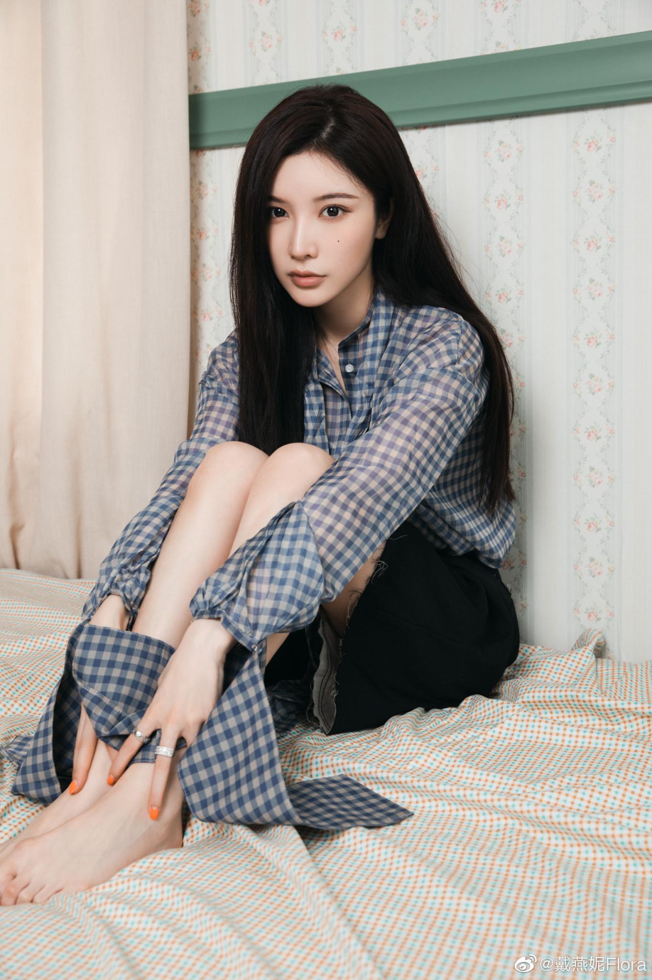 戴燕妮2021黑色牛仔短裙格子衬衫美腿鞋子写真[2]