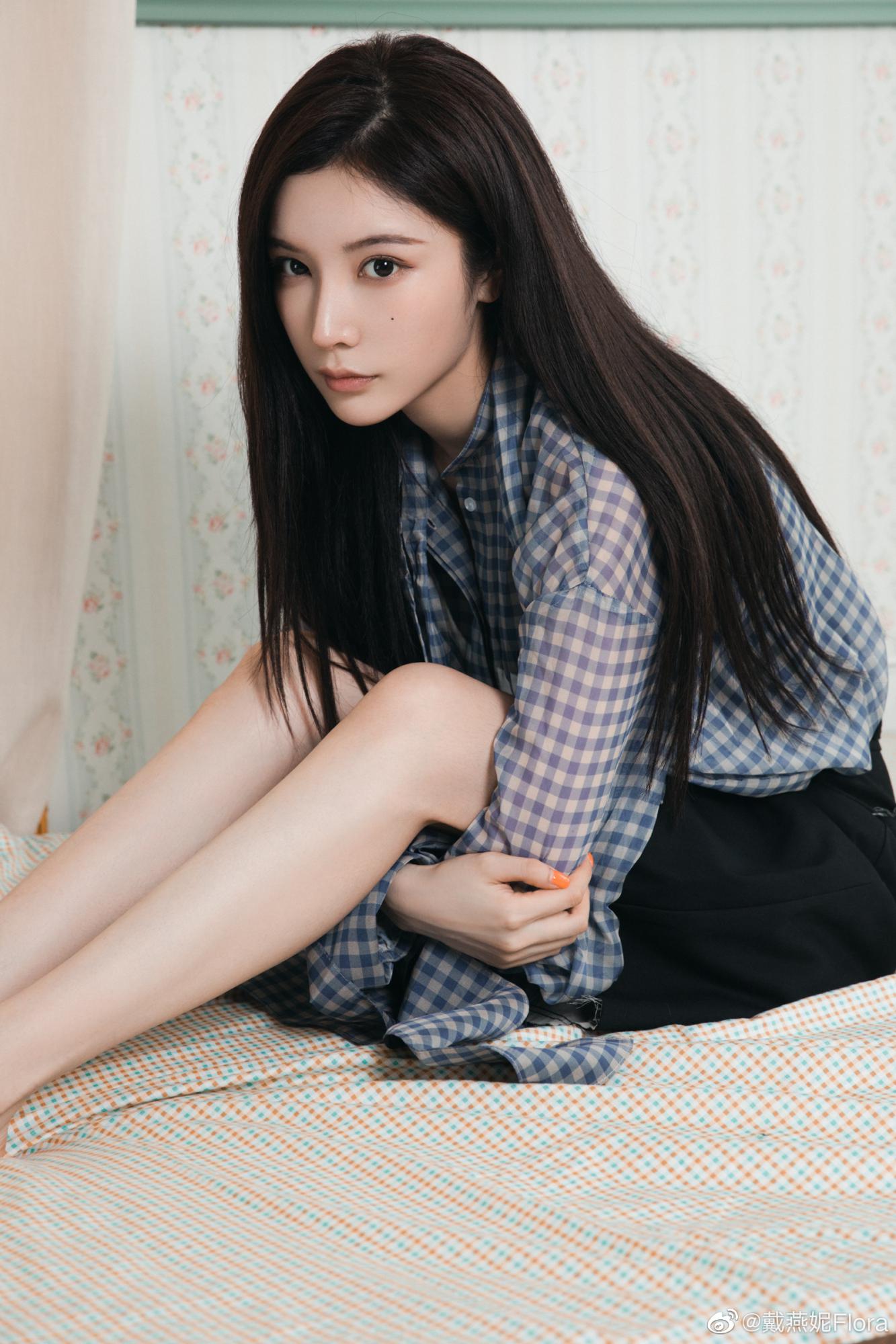 戴燕妮2021黑色牛仔短裙格子衬衫美腿鞋子写真[7]