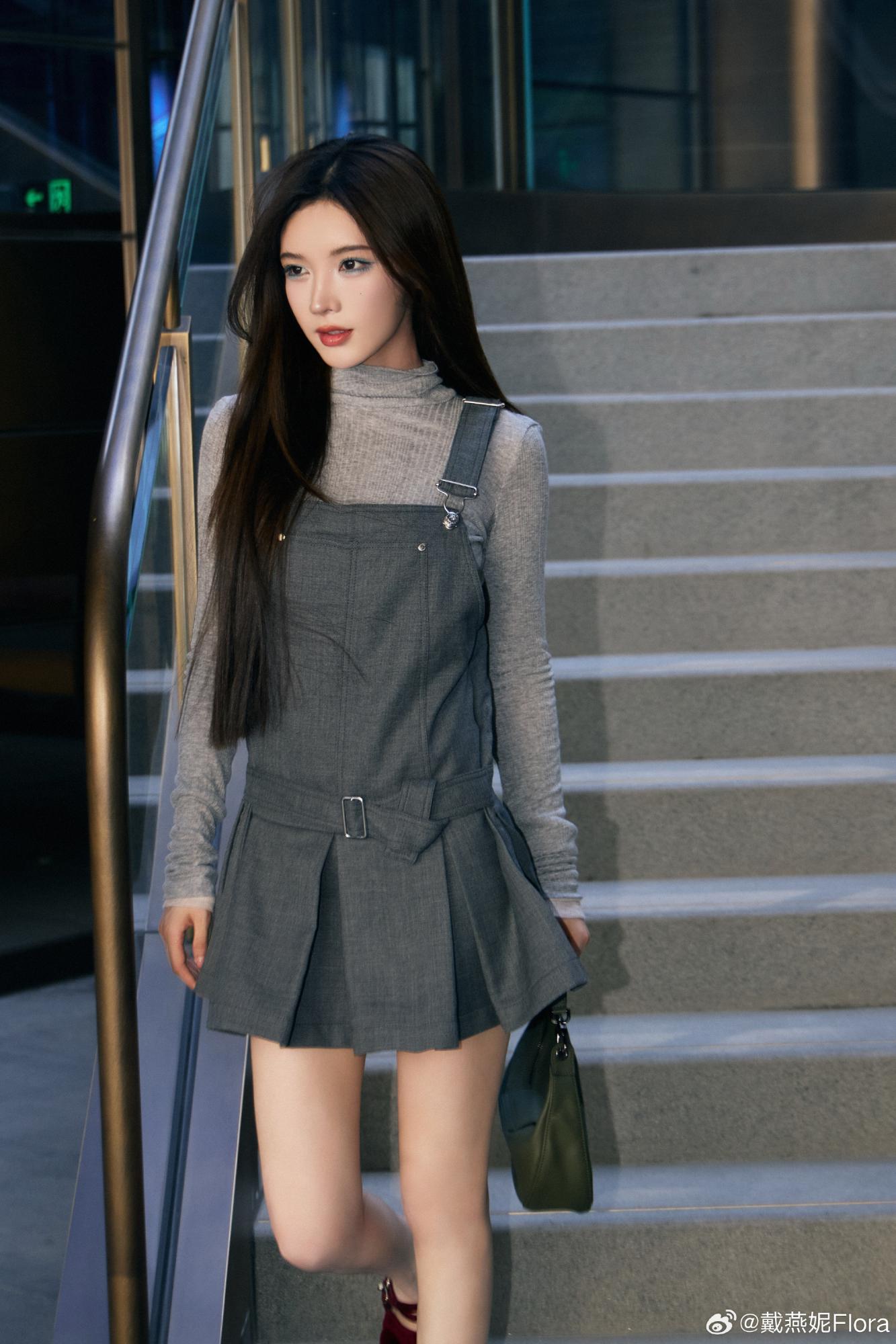 戴燕妮休闲短裙穿搭写真[4]