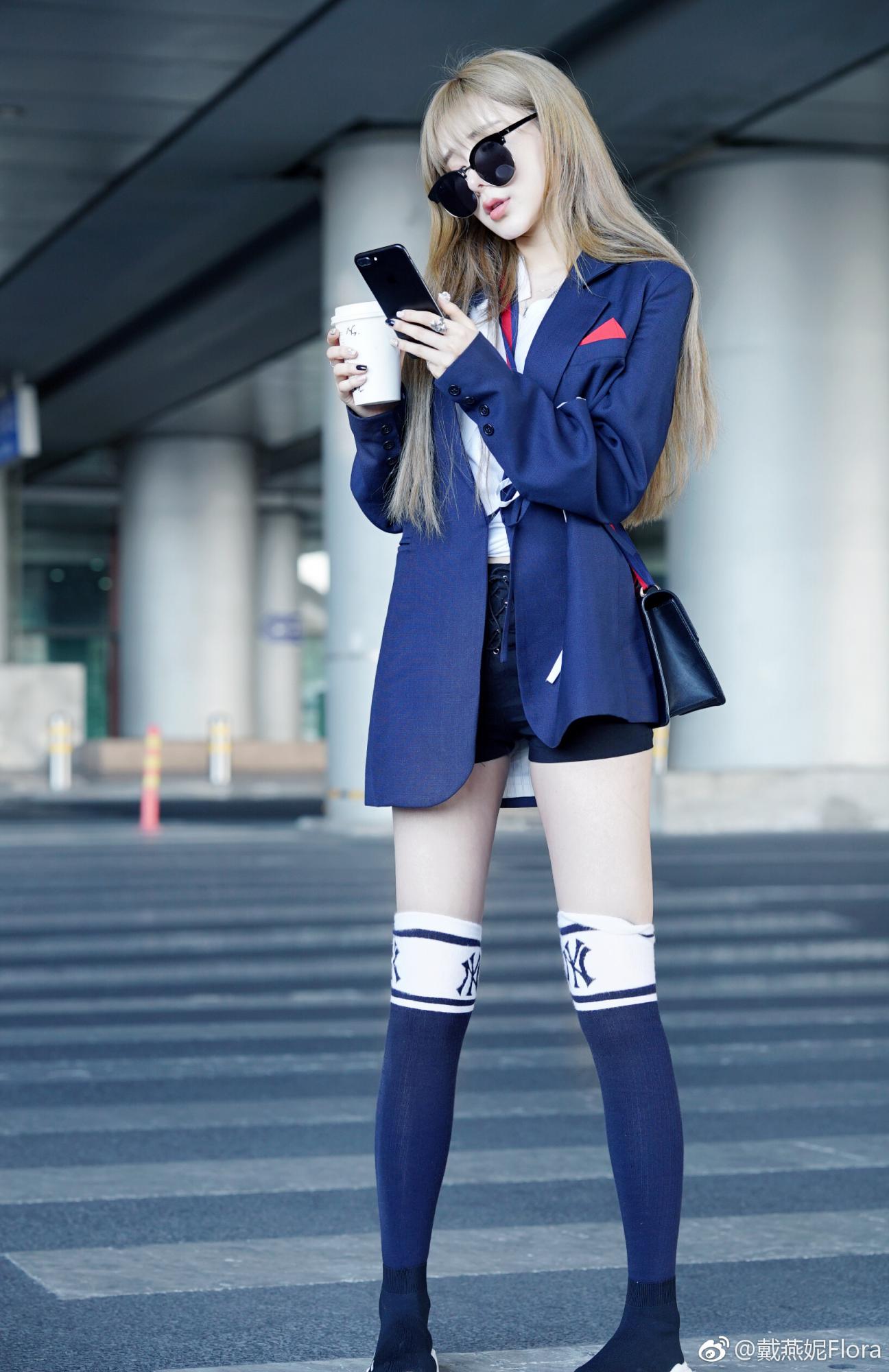 戴燕妮学生装笔直长腿袜美腿街边偶遇