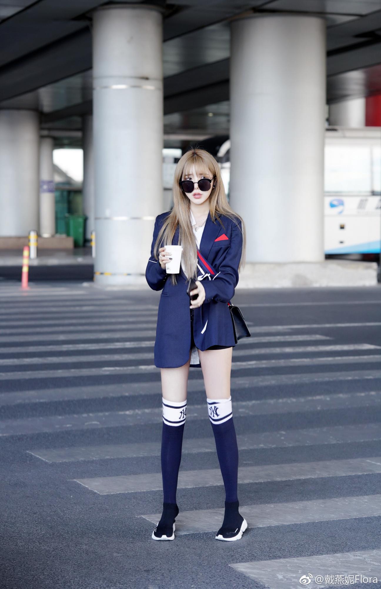 戴燕妮学生装笔直长腿袜美腿街边偶遇[6]