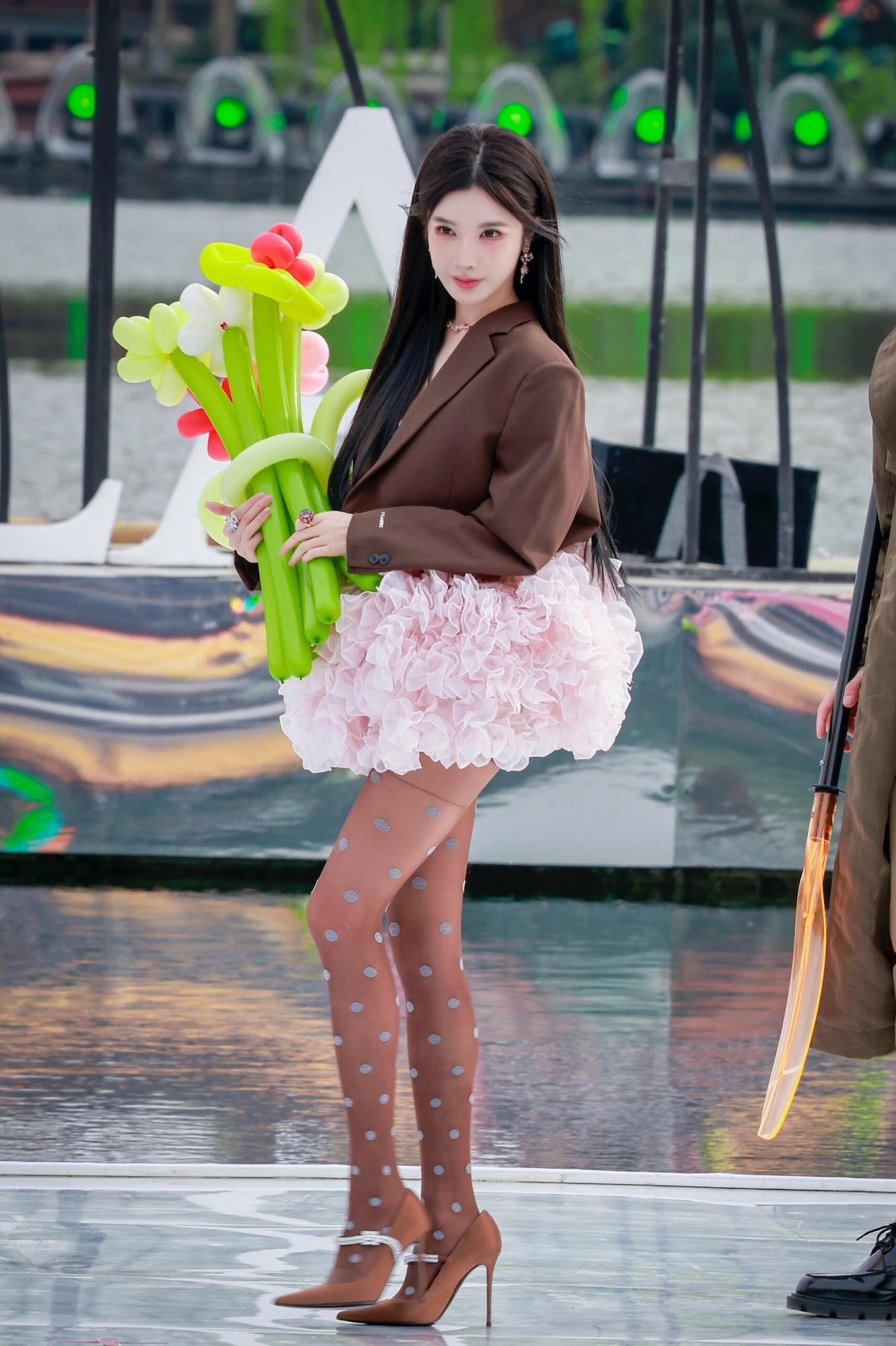 戴燕妮斑点黑丝美腿高跟现场直拍[2]