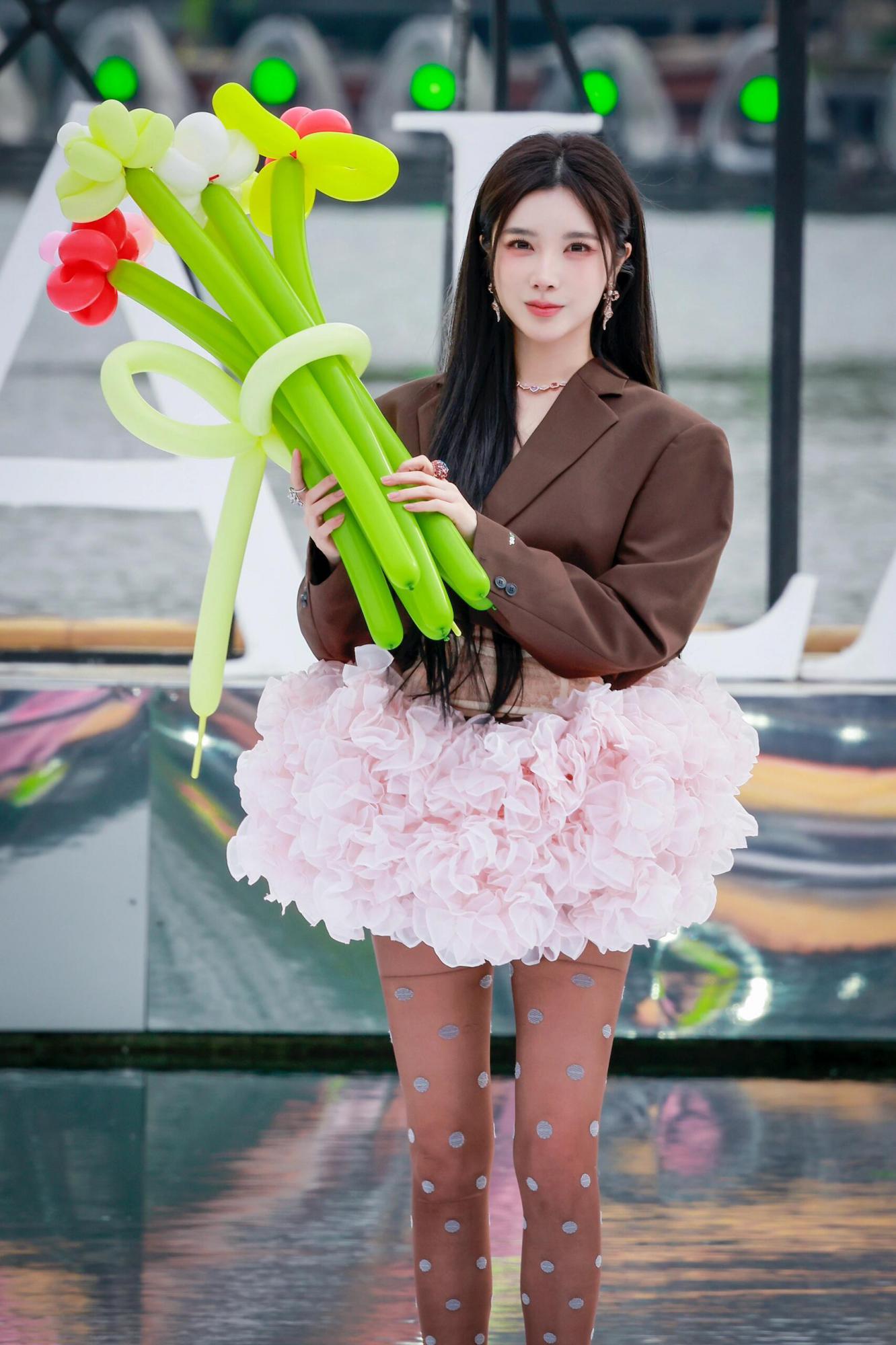 戴燕妮斑点黑丝美腿高跟现场直拍[3]