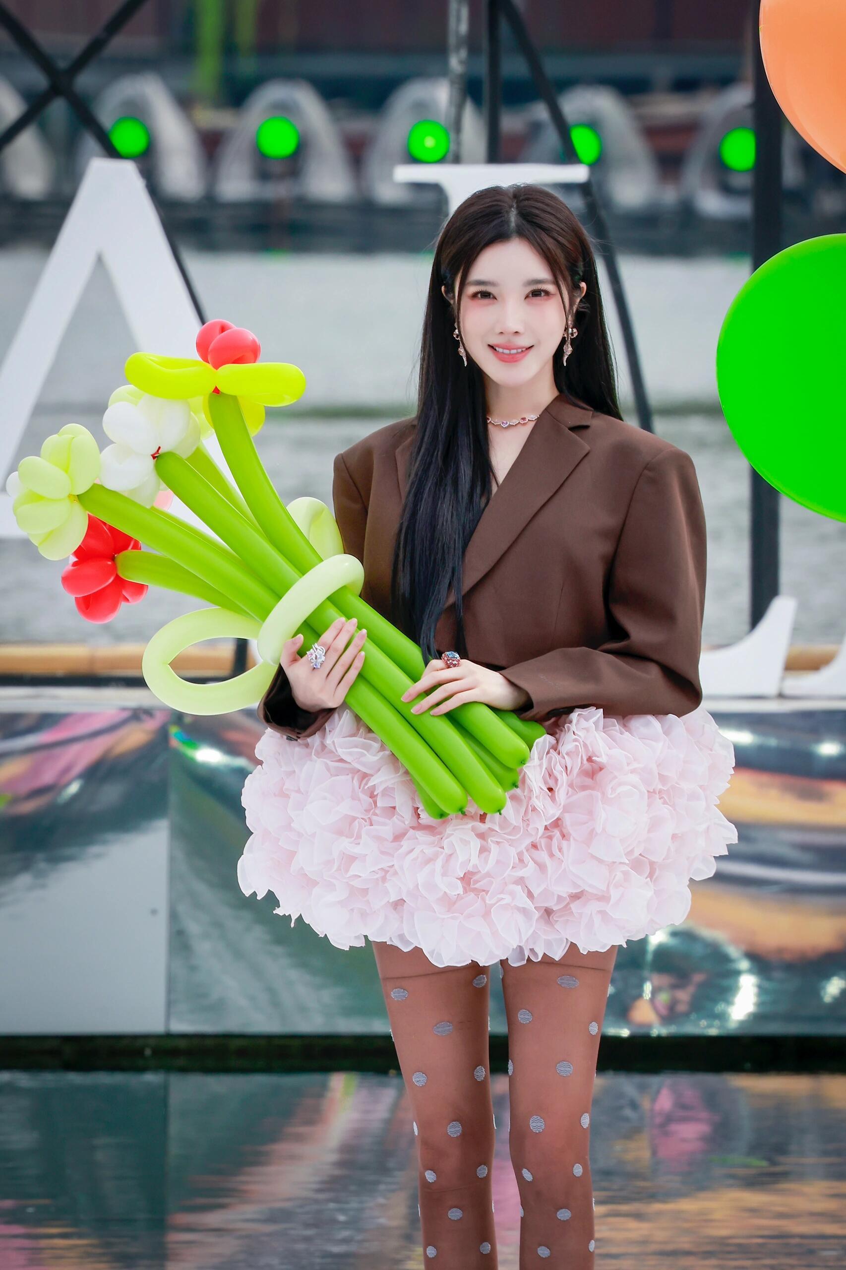 戴燕妮斑点黑丝美腿高跟现场直拍[4]