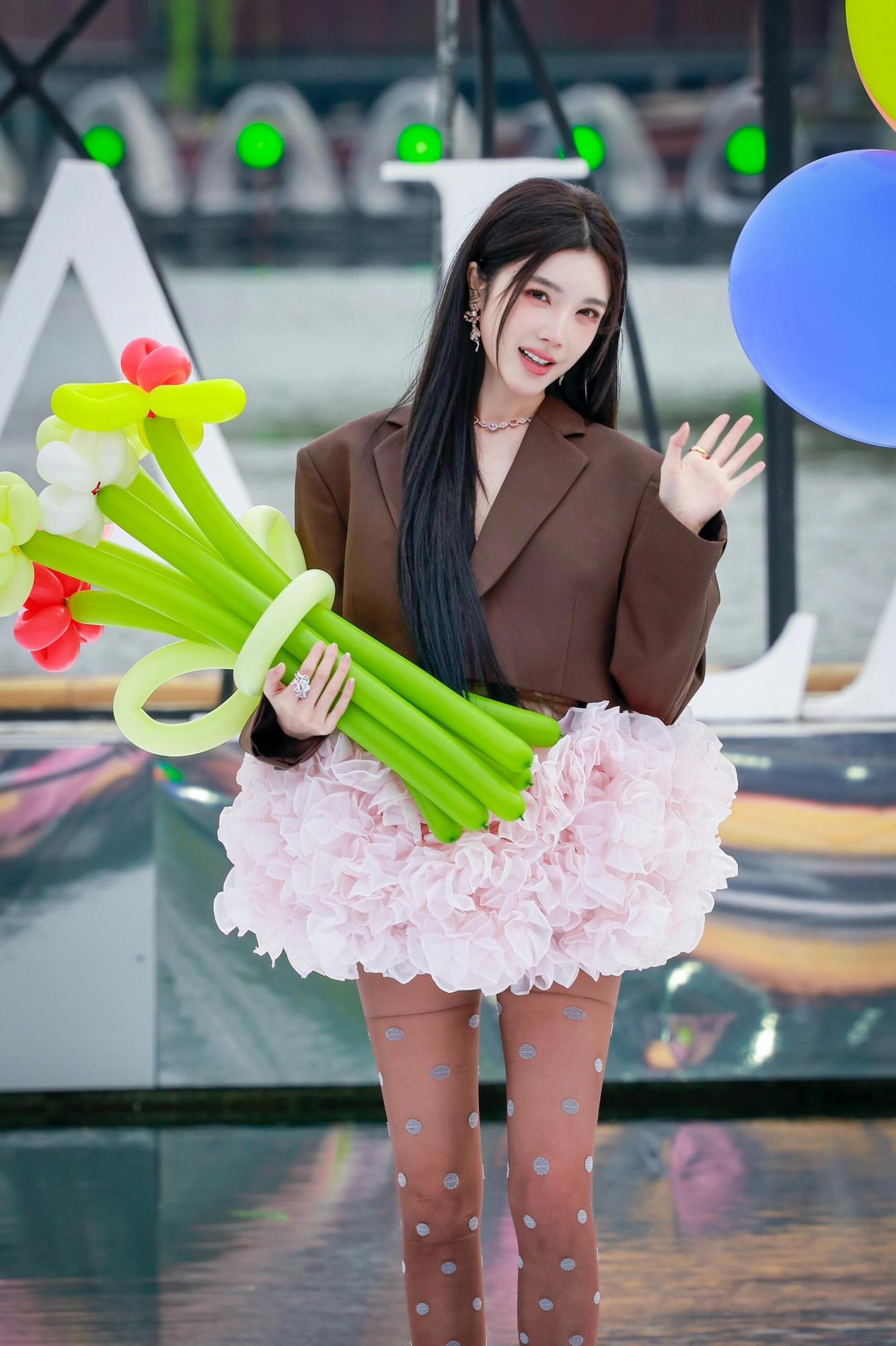 戴燕妮斑点黑丝美腿高跟现场直拍[5]