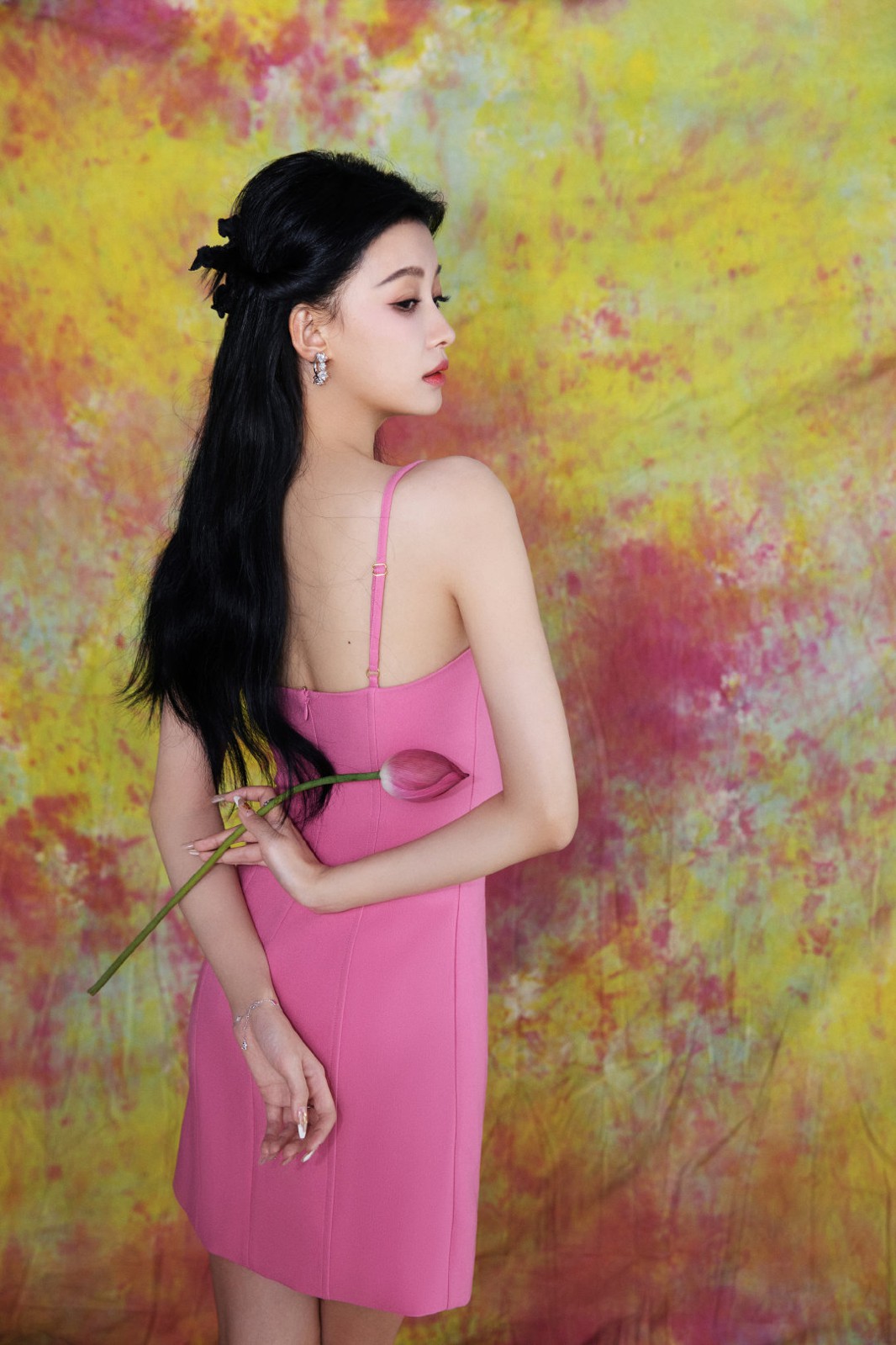 孙怡粉色连衣短裙美腿写真[7]