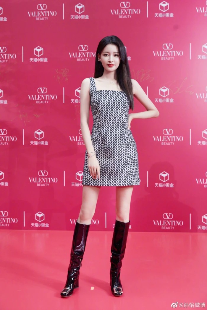 孙怡黑色长靴遮不住笔直美腿[2]