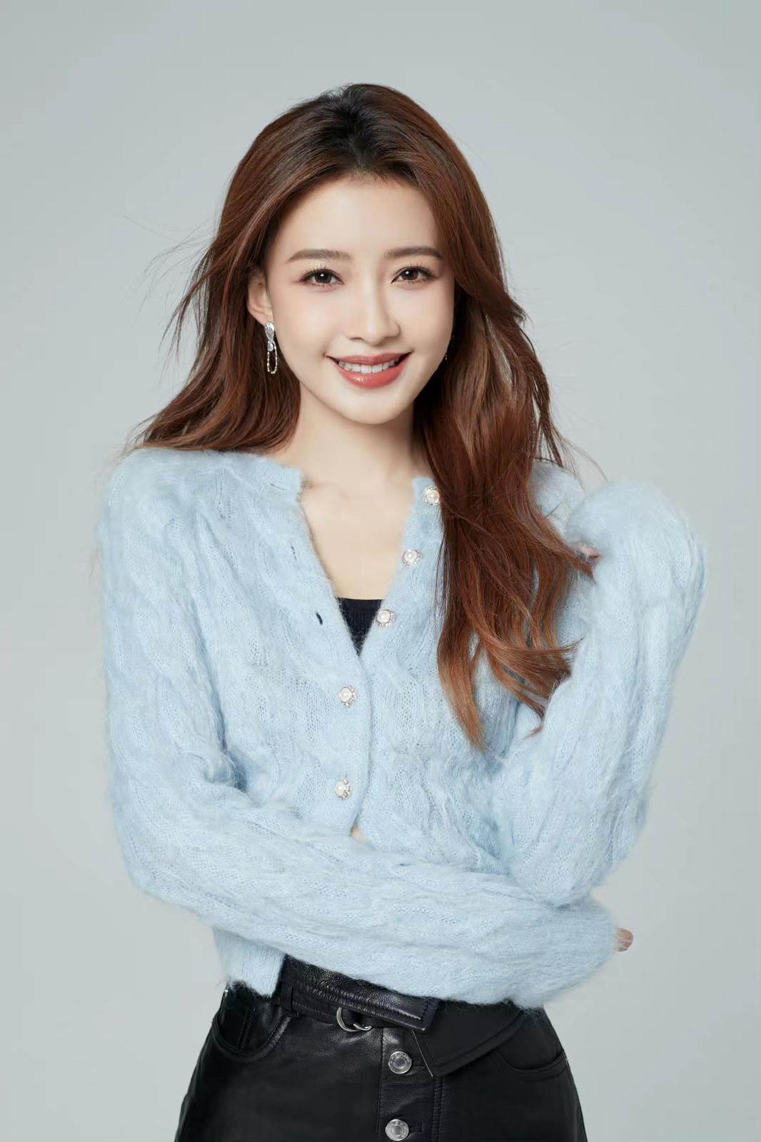 孙怡牛仔短裙搭配腿更直了[2]