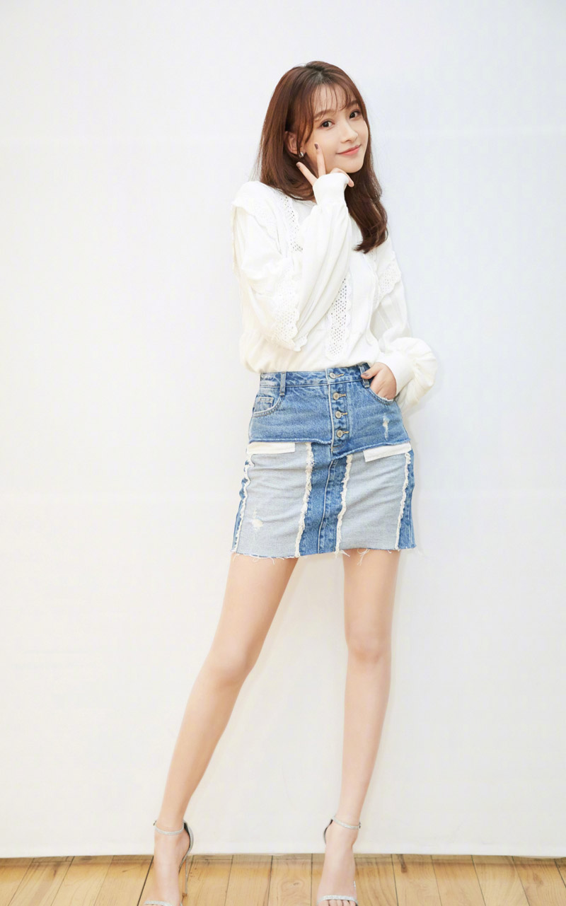 孙怡牛仔短裙搭配腿更直了[7]