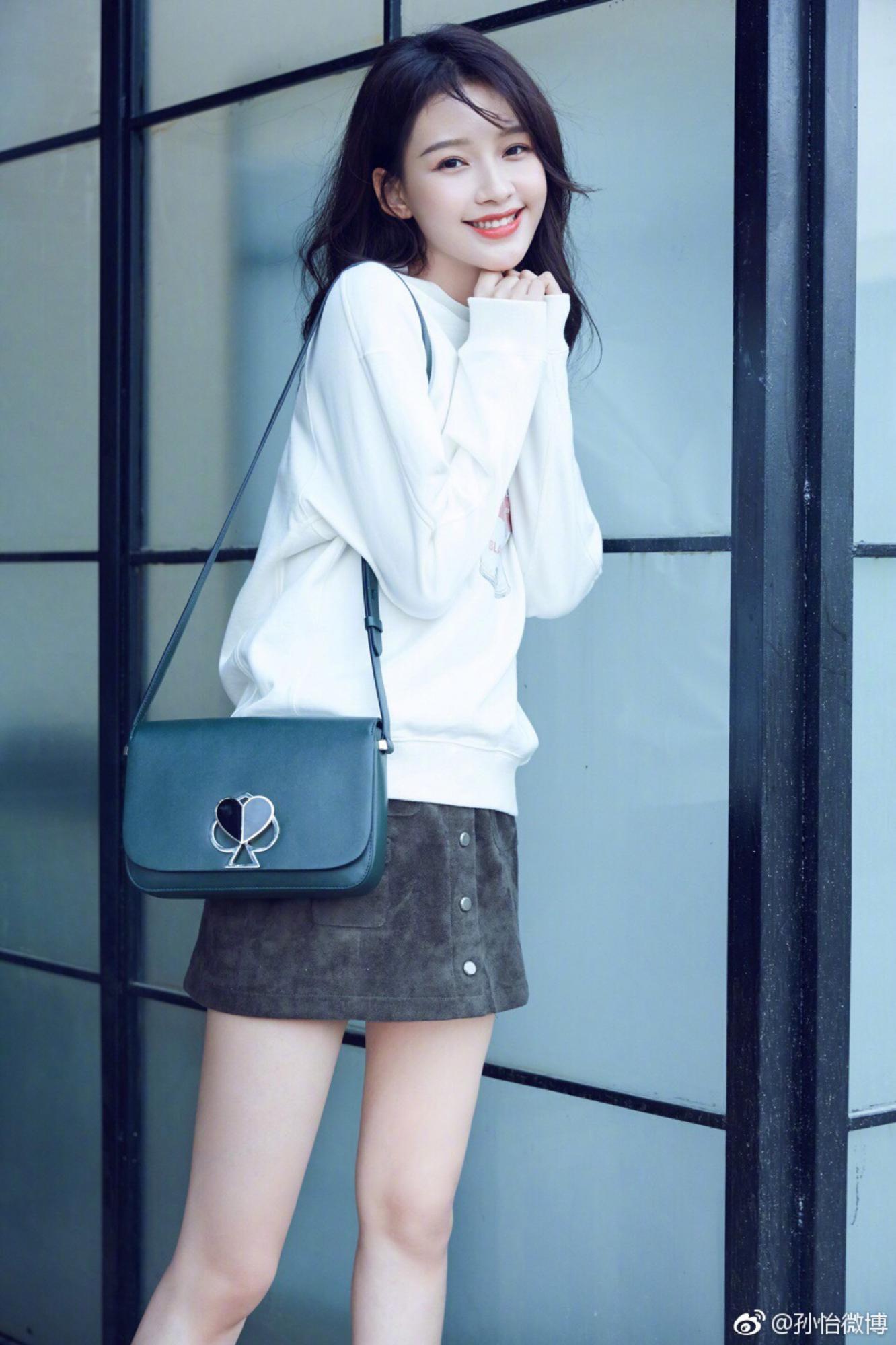 孙怡牛仔短裙搭配腿更直了[9]