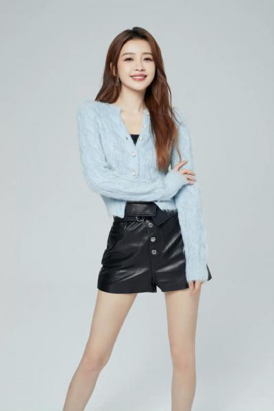 孙怡牛仔短裙搭配腿更直了