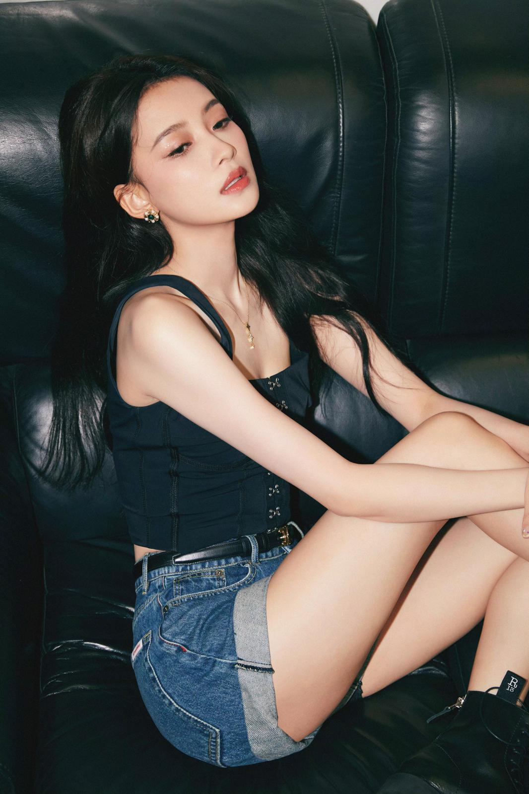 孙怡牛仔短裤美腿写真[2]