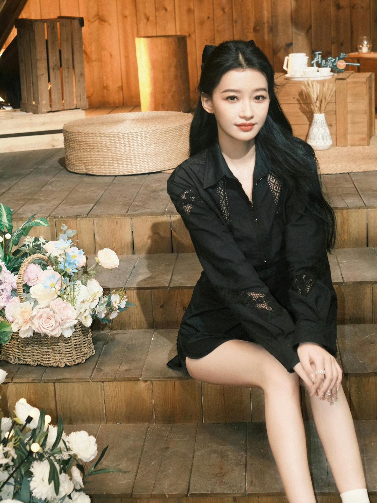 孙怡白色短袜包裹不了芊芊美脚