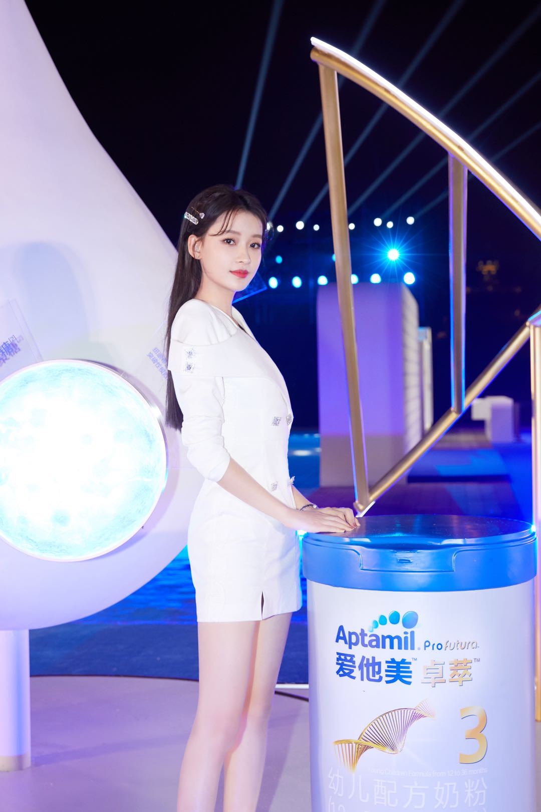 孙怡白色职业套装超短裙美腿尽露[7]