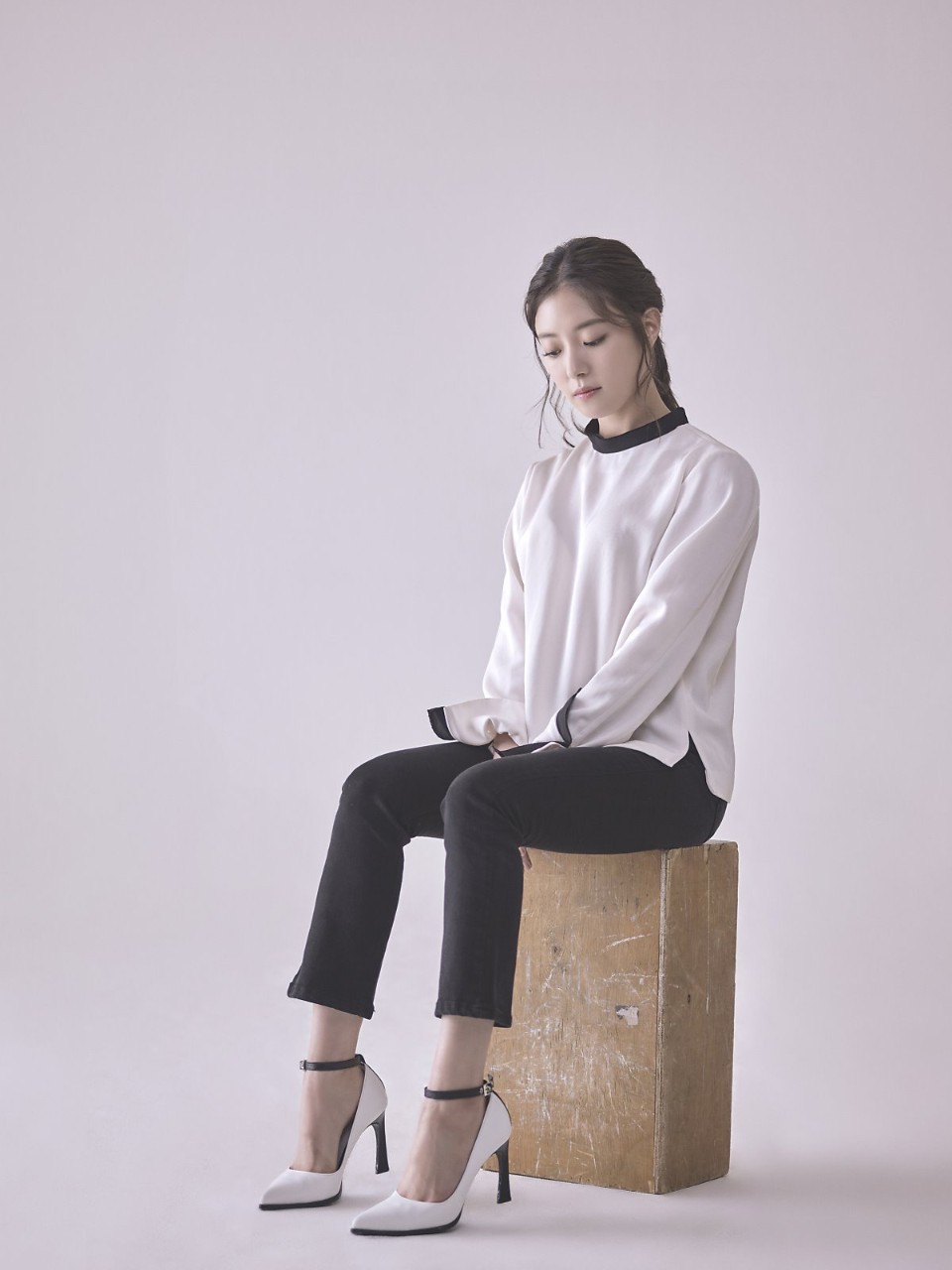 李世荣紧身牛仔高跟英姿飒爽[3]