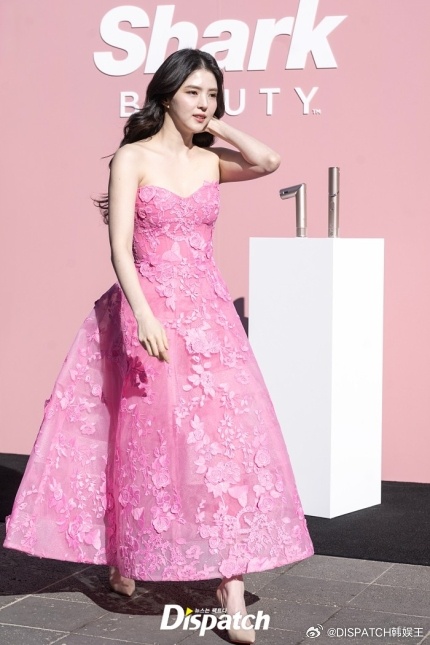韩素希身穿粉色可爱裙出席某品牌在首尔举行的宣传活动[9]