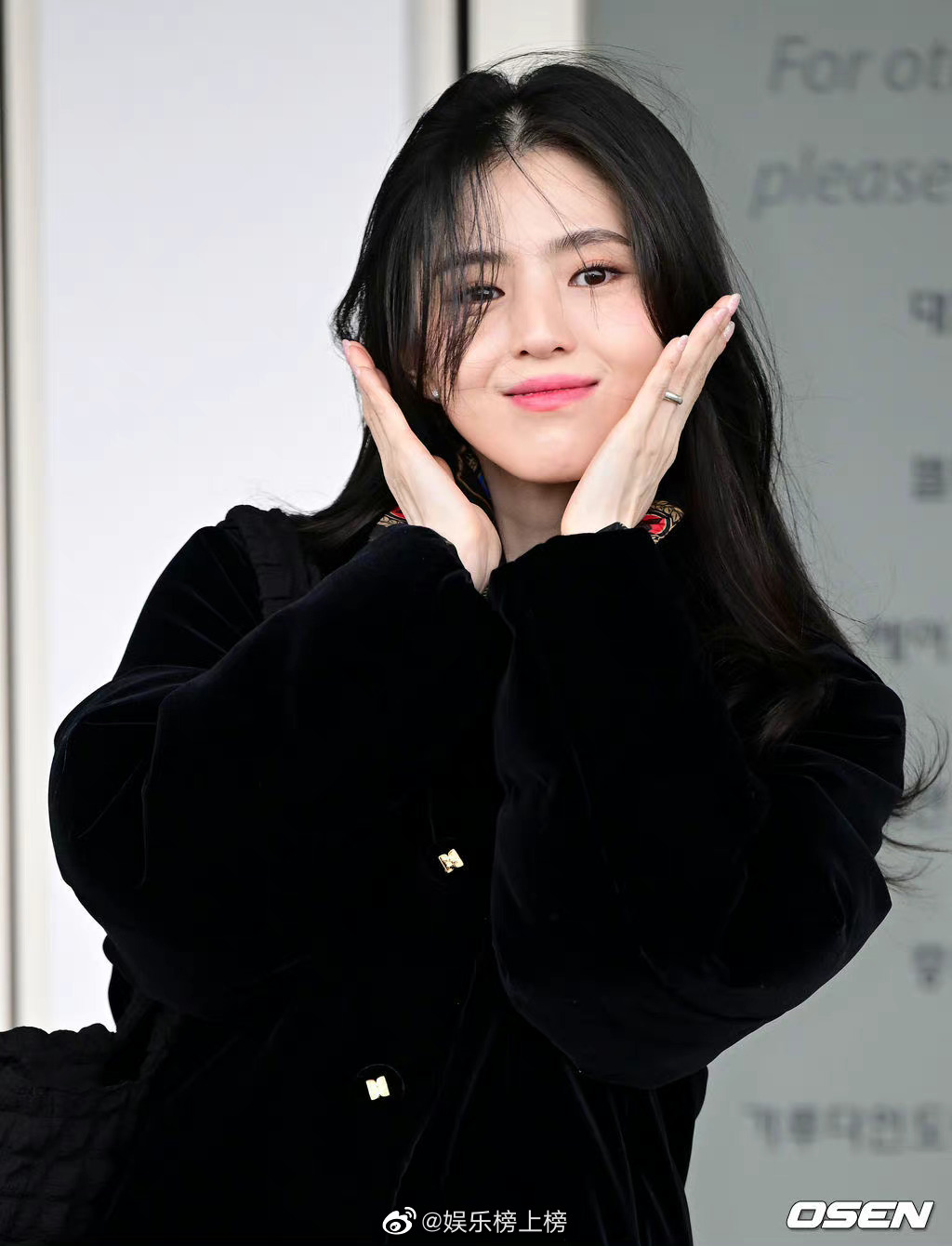 韩素希长筒黑丝街拍[3]