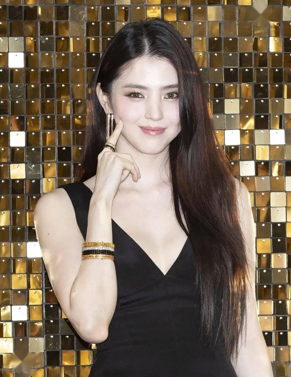 韩素希黑色短裙颜值尤物