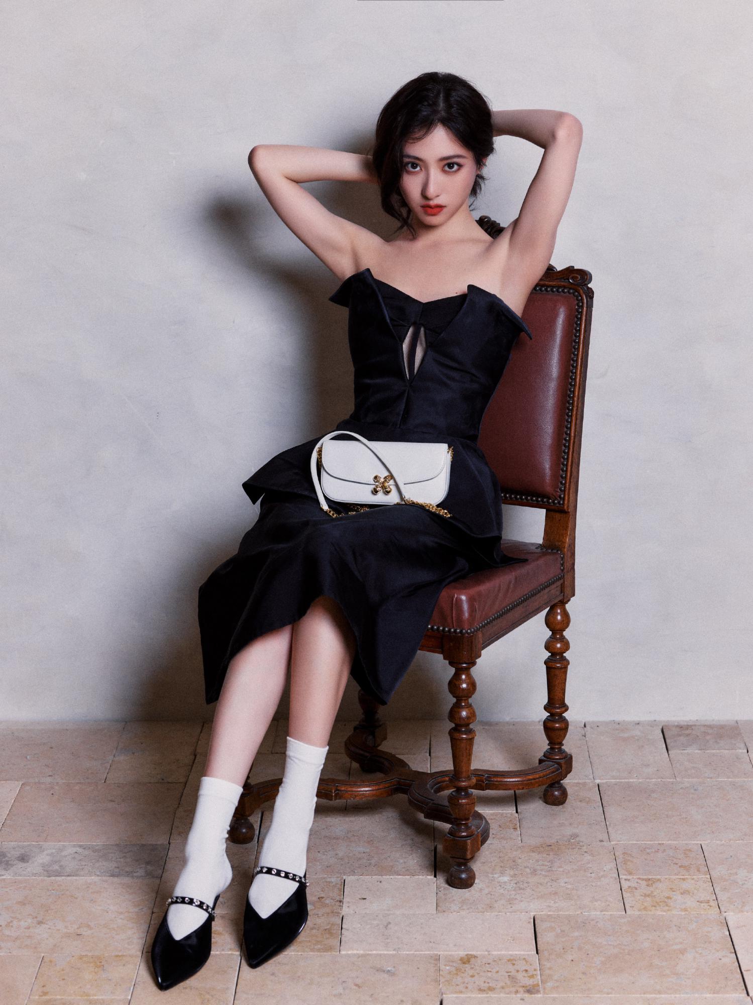 胡连馨白色短袜青春妩媚