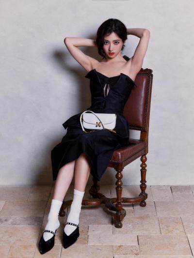 胡连馨白色短袜青春妩媚