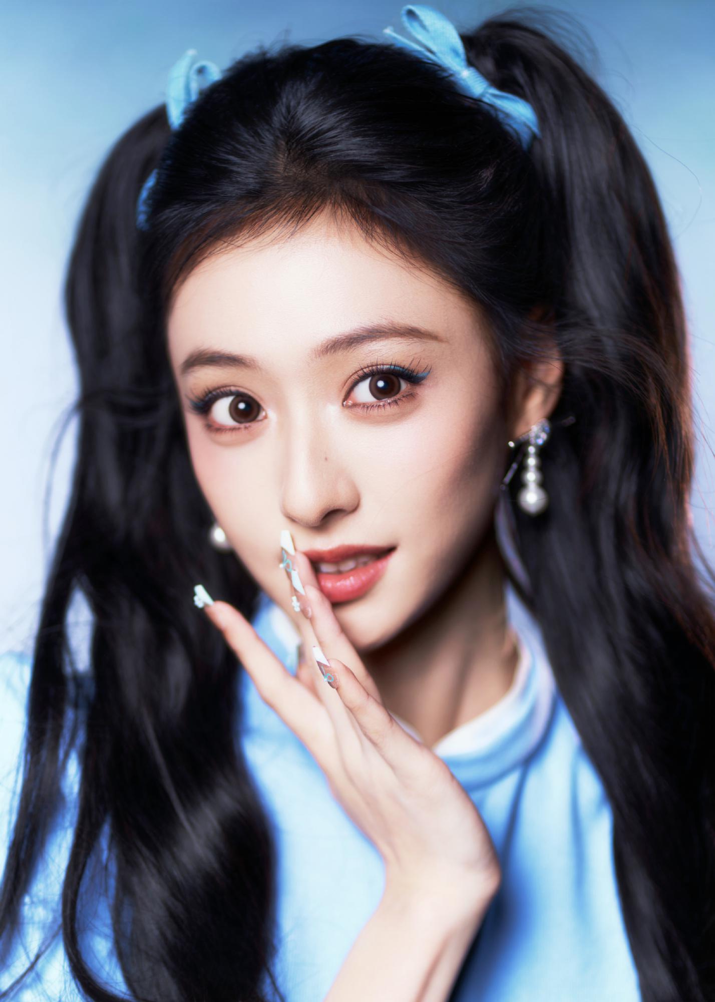 胡连馨白色短裙美腿长靴写真[3]