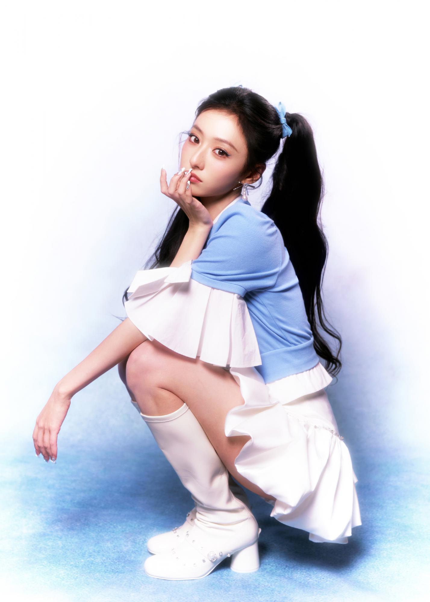 胡连馨白色短裙美腿长靴写真[8]