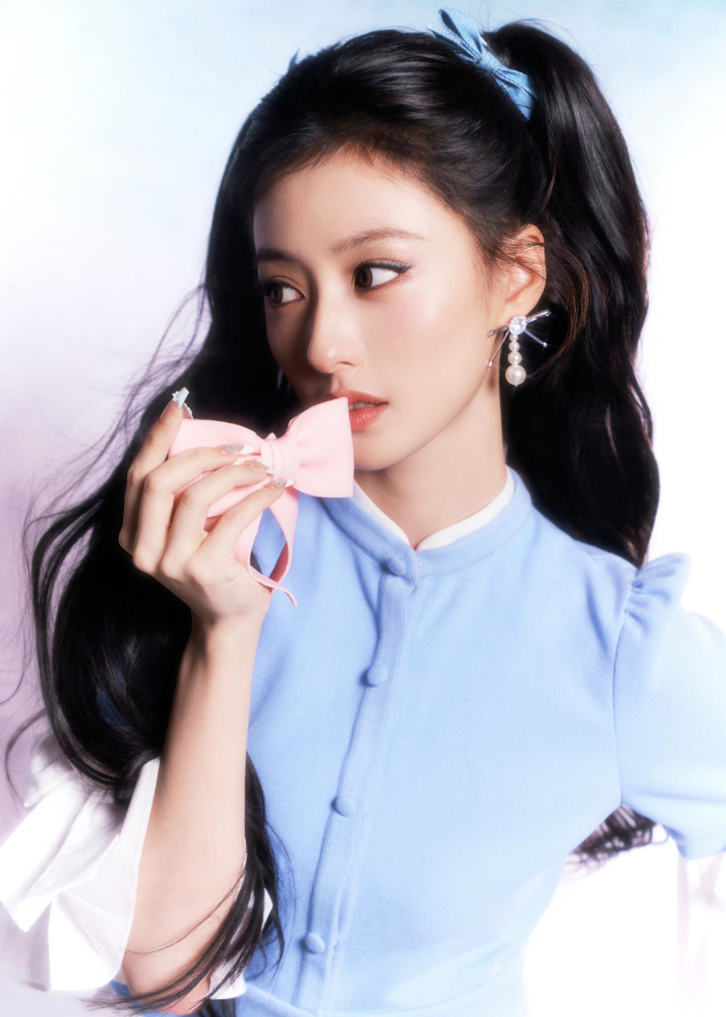 胡连馨白色短裙美腿长靴写真[9]