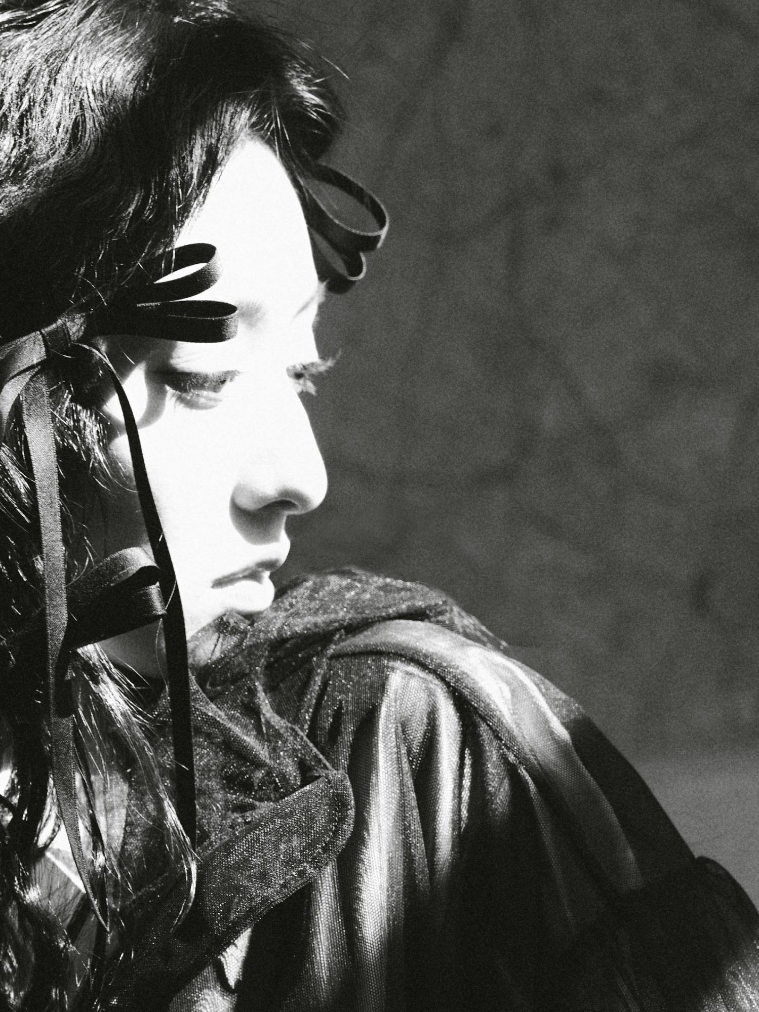 胡连馨皮衣短袜美腿时尚优雅[6]