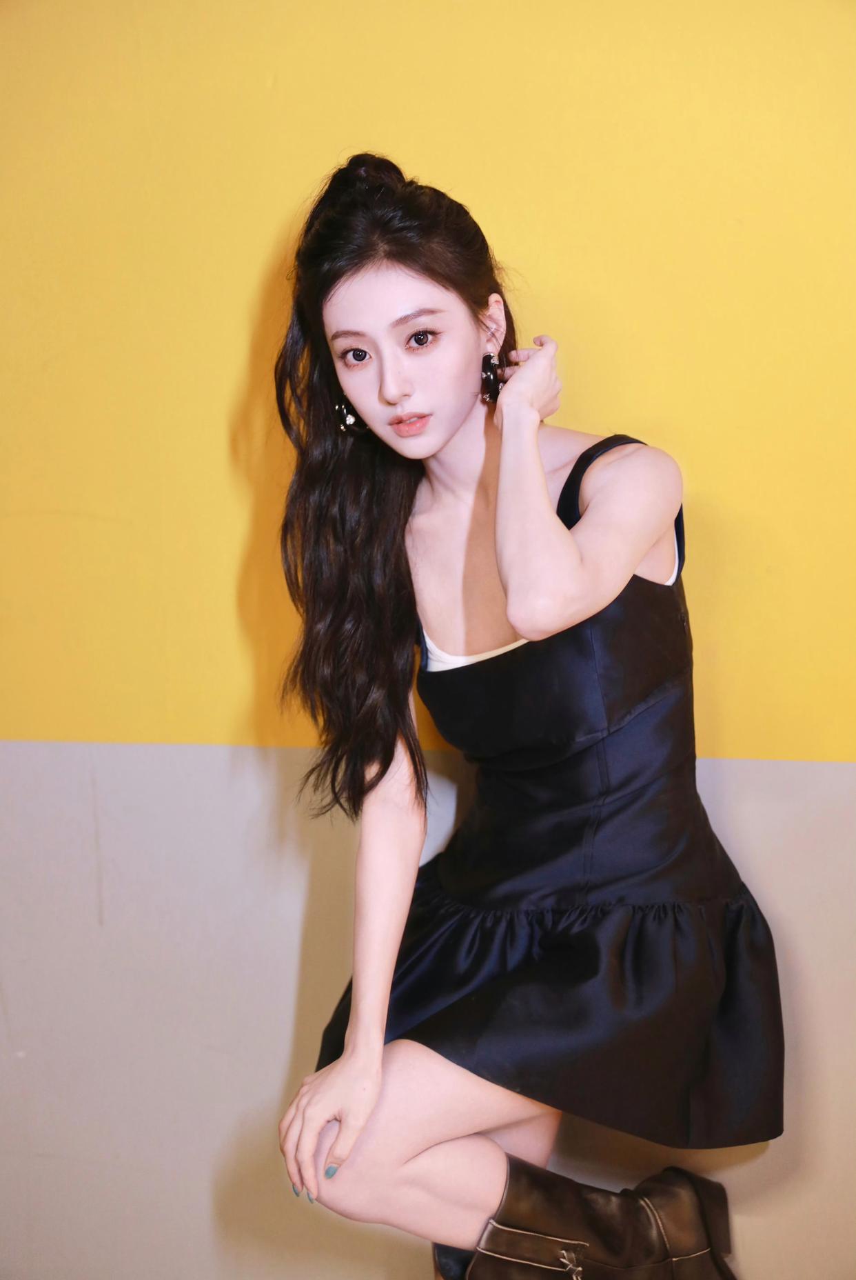 胡连馨短裙美腿现场见面会[3]