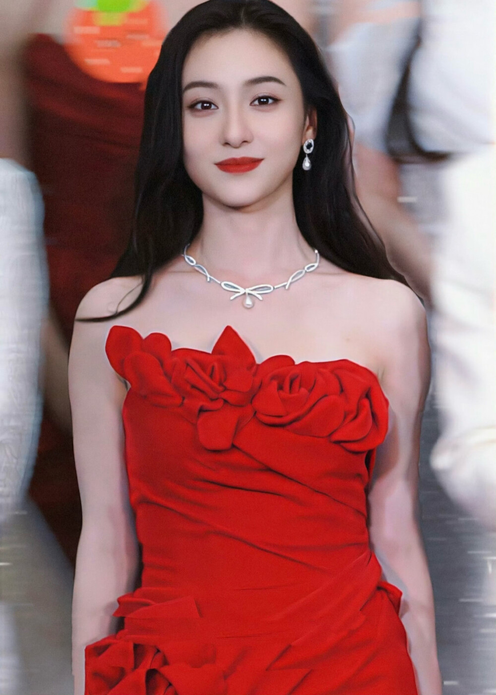 胡连馨红色裹身长裙性感优雅