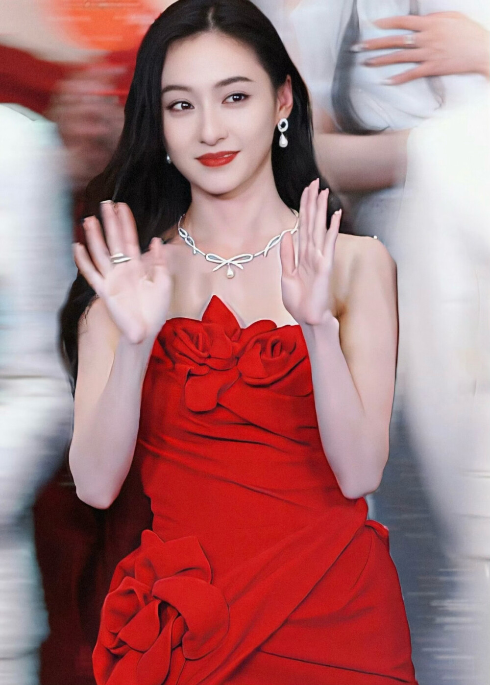 胡连馨红色裹身长裙性感优雅[3]