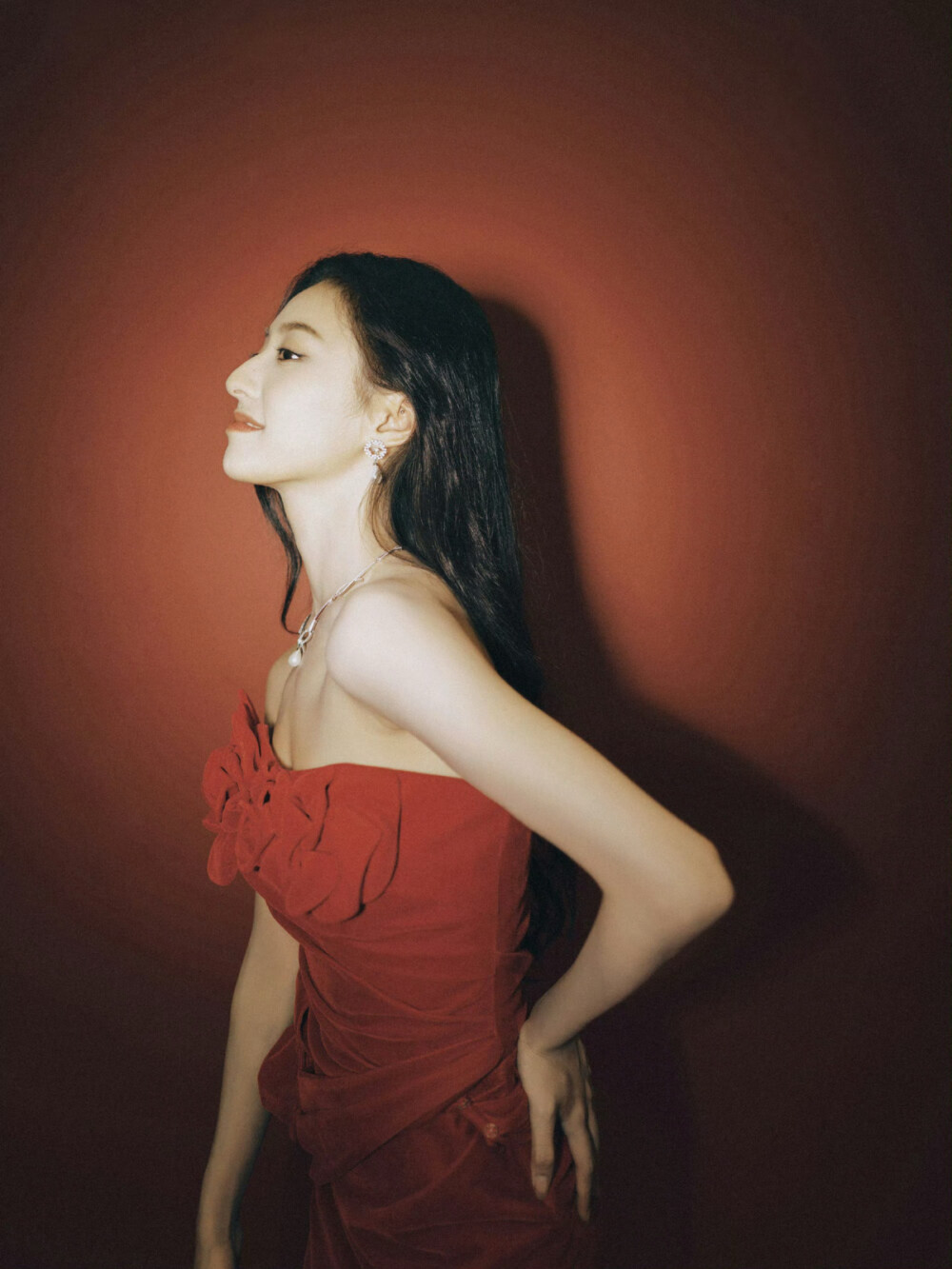 胡连馨红色裹身长裙性感优雅[4]