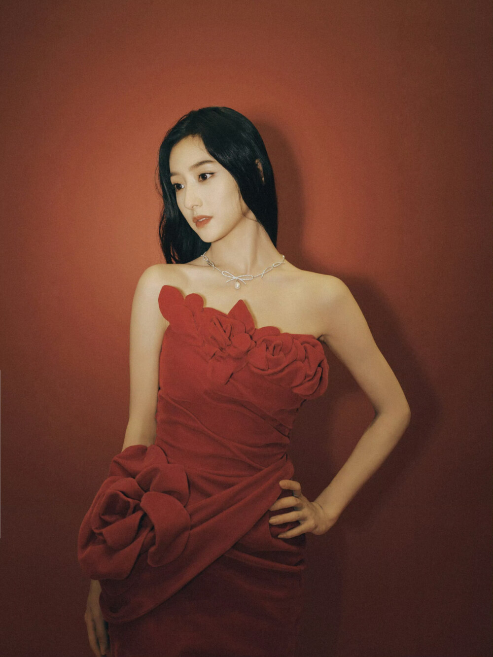 胡连馨红色裹身长裙性感优雅[6]