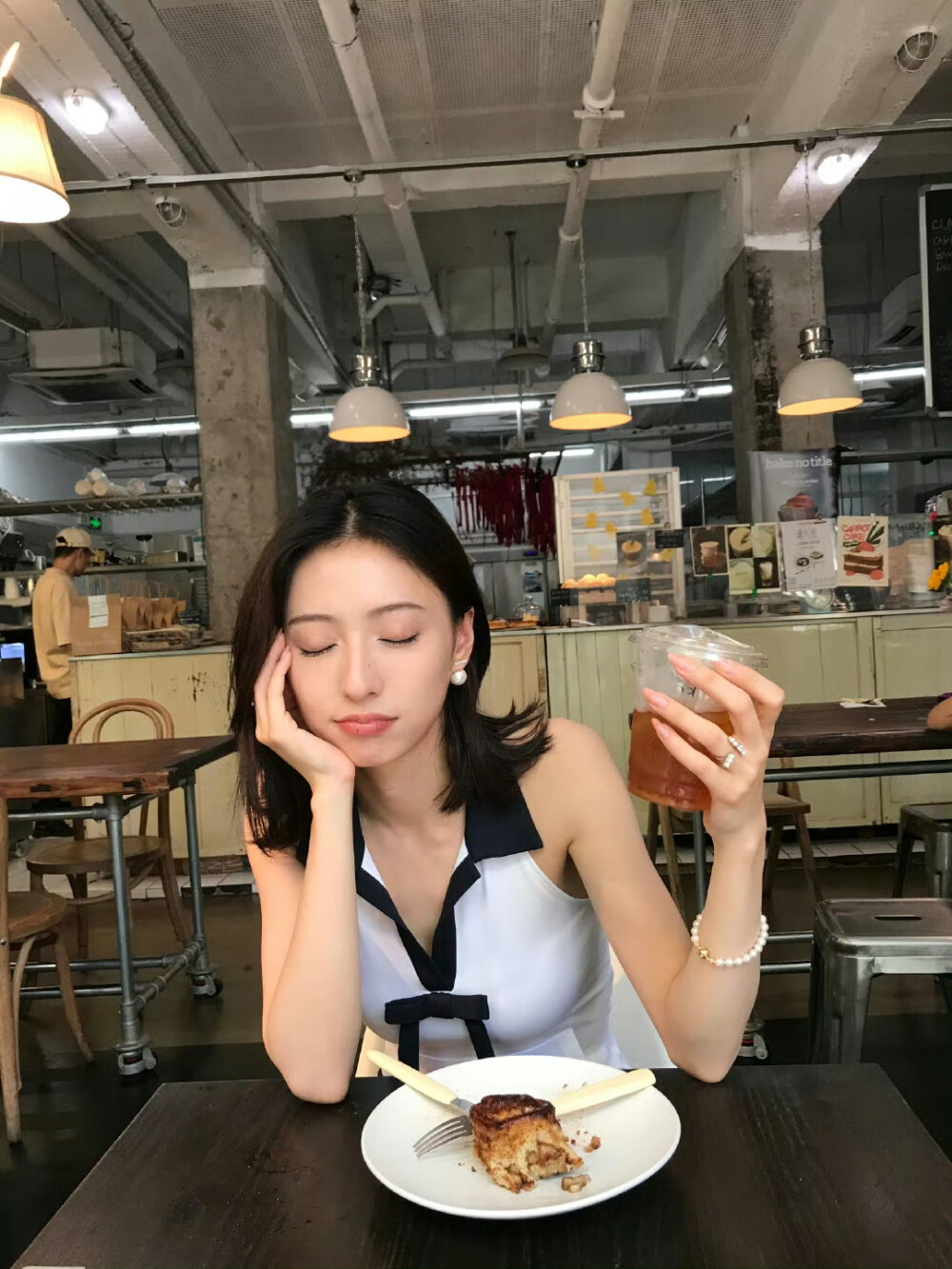 胡连馨黑色包臀短裙裸腿自拍[7]