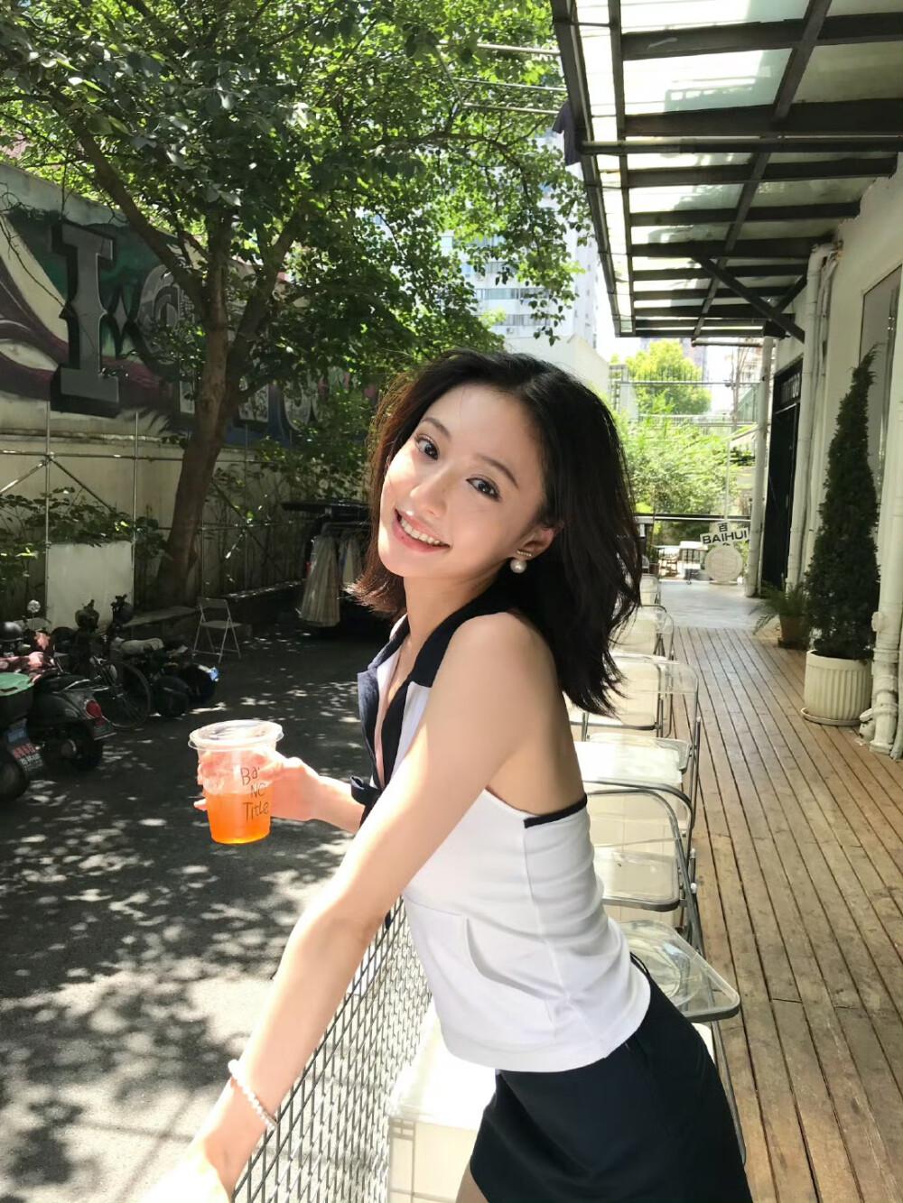 胡连馨黑色包臀短裙裸腿自拍[9]