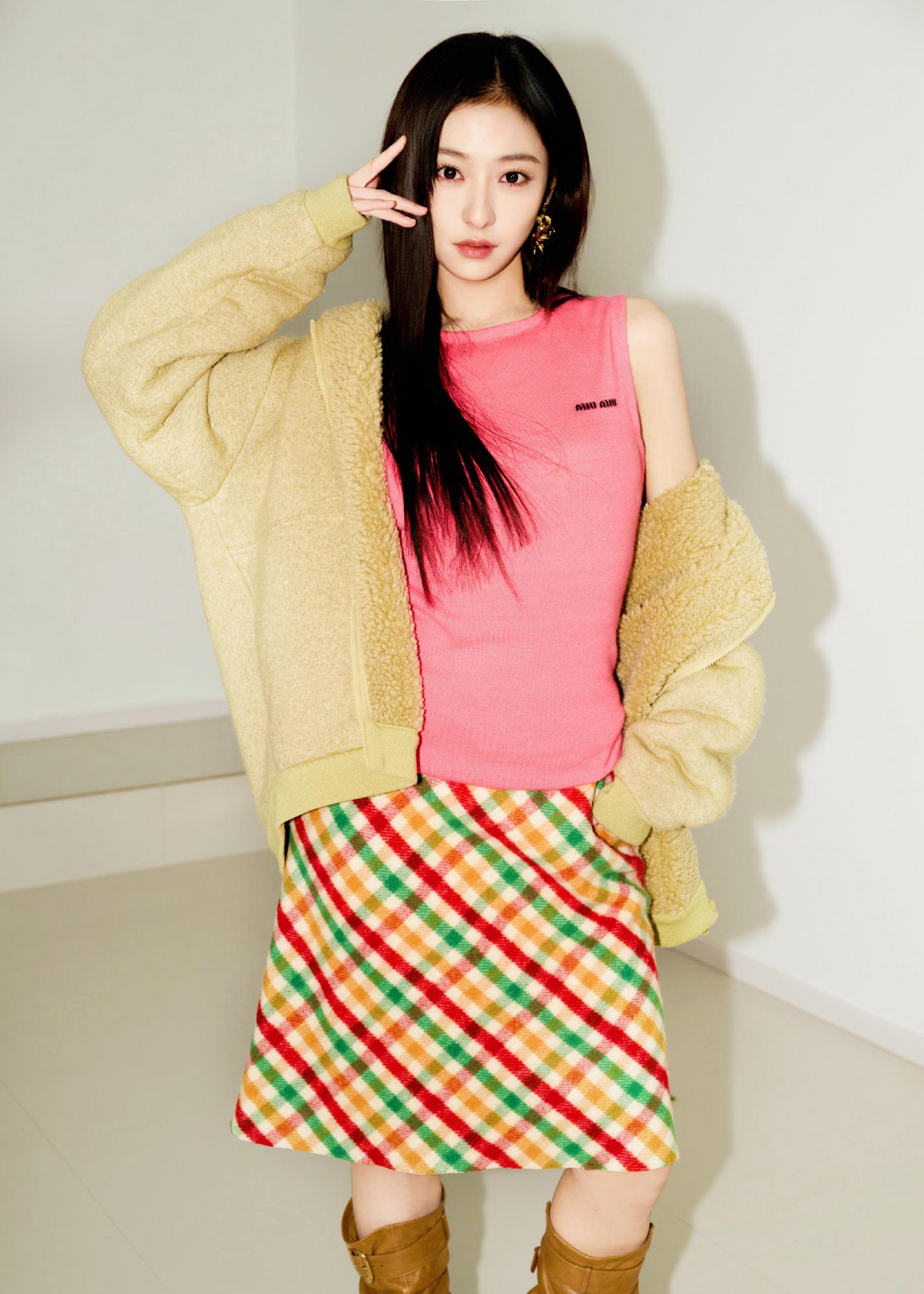 胡连馨格子短裙休闲写真